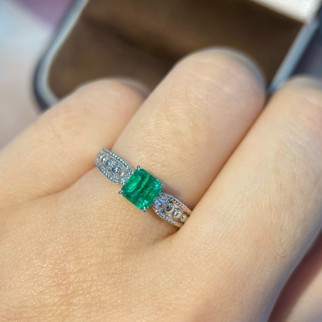 14k Gold 0.80 Ctw Vivid Green Natural Emerald & Diamond Ring - 6