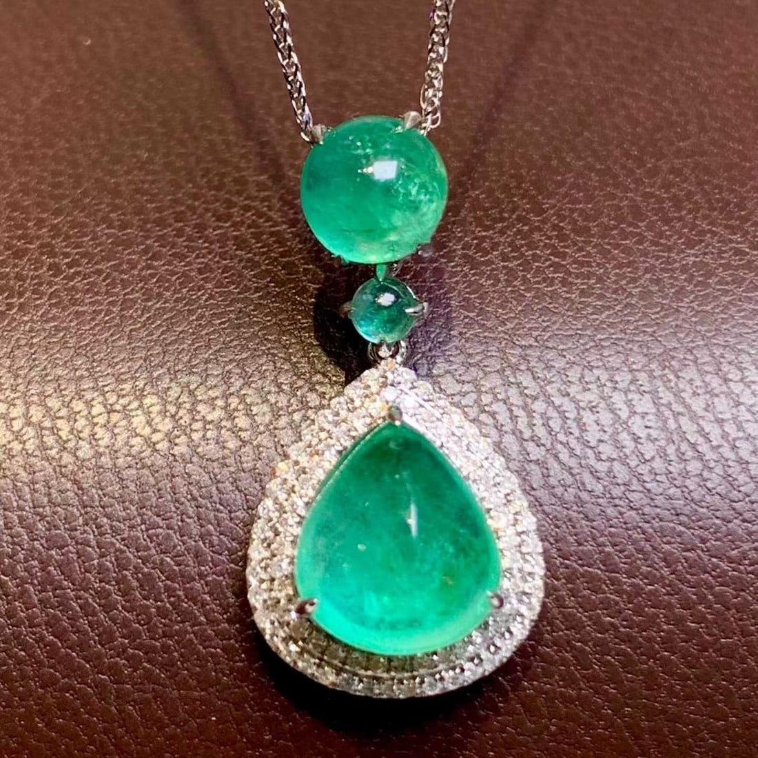 14k Gold 3.9 Ct Natural Emerald & Diamond Pendant( Without Chain ): Ref:231182217 // gold content:14k gold // main gemstone:emerald // shape:pear // carat weight:3. 9ct // color:green // treatment:natural // // adjacent gemstone 2 : diamond // shape:round // clarity