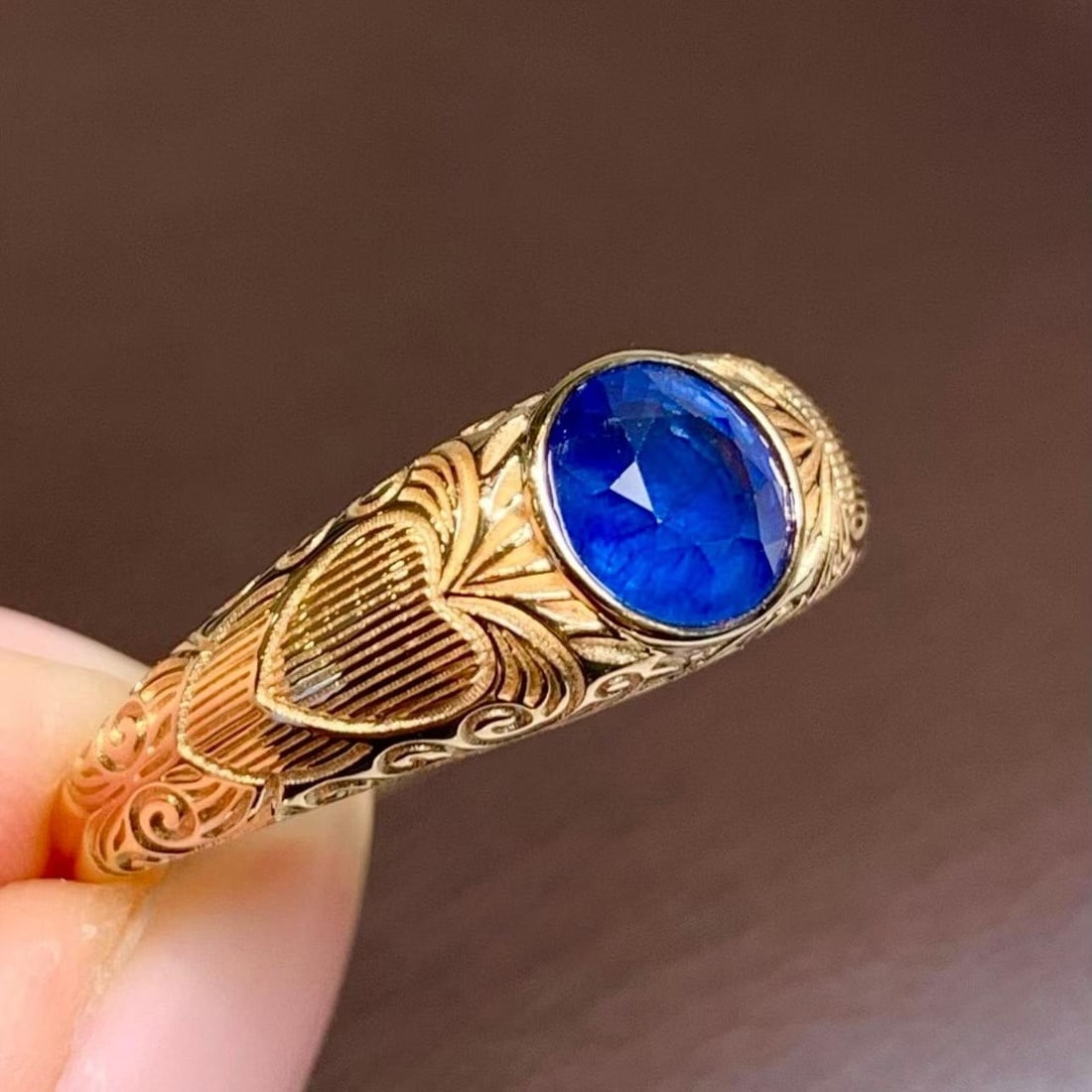14k Gold 1.22 Ct Vivid Blue Natural Sapphire Ring: Ref:231182218 // gold content:14k gold // ring size:7. 25us // // main gemstone:sapphire // shape:round // carat weight:1. 22ct // color:vivid blue // treatment:natural // cut grade:g // Condition: