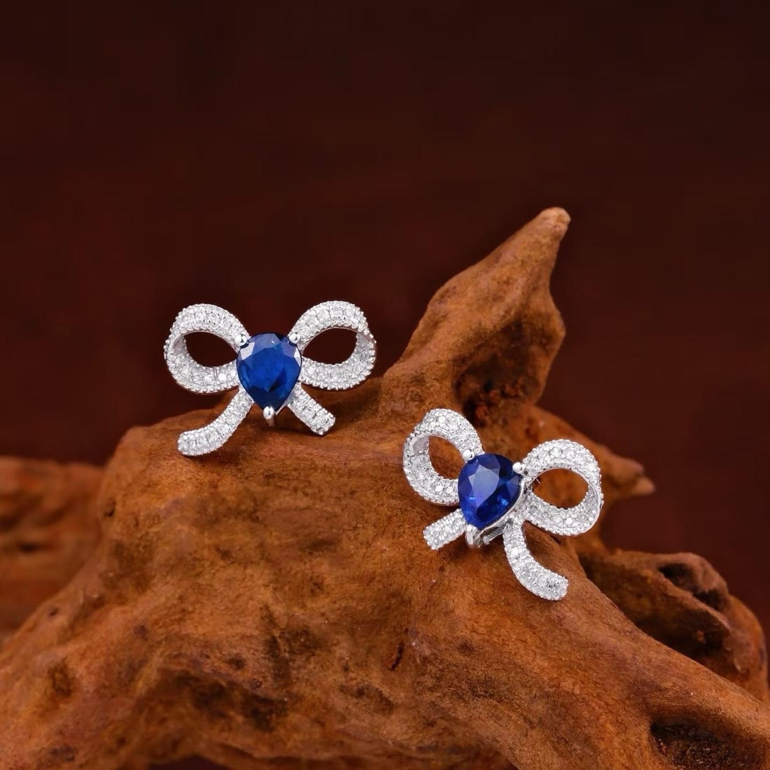 14k Gold 0.92 Ctw Natural Sapphire & Diamond Earrings: Ref:231182224 // gold content:14k gold // main gemstone:sapphire // shape:pear // carat weight:0. 8ct // color:blue // treatment:natural // // adjacent gemstone 2 : diamond // shape:round // carat