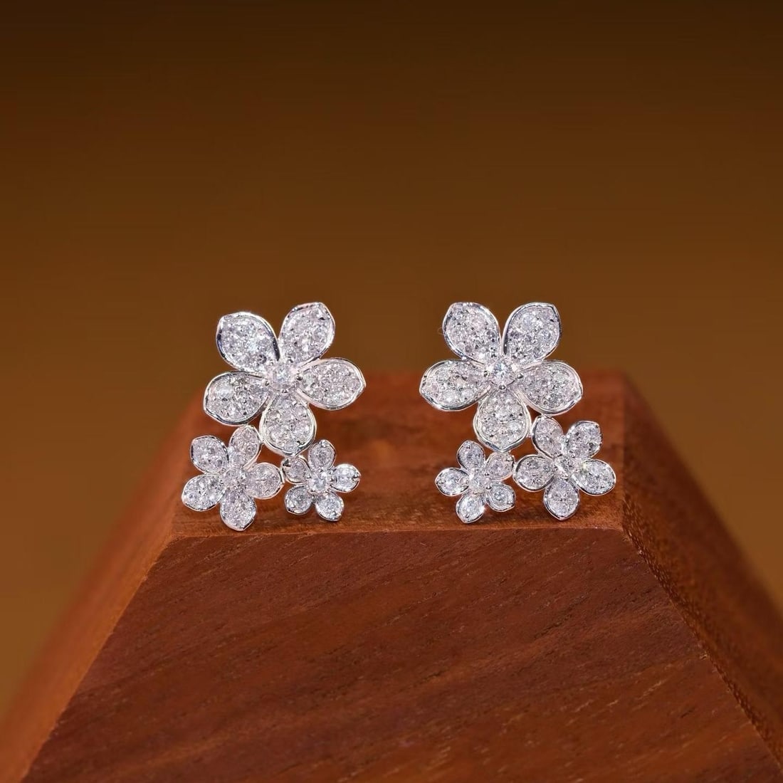 14k Gold 0.44 Ct Natural H Diamond & Flowers Earrings: Ref:231182238 // gold content:14k gold // main gemstone:diamond // shape:round // carat weight:0. 44ct // clarity grade:vs-si // color:h // treatment:natural // cut grade:g // Condition: New Low