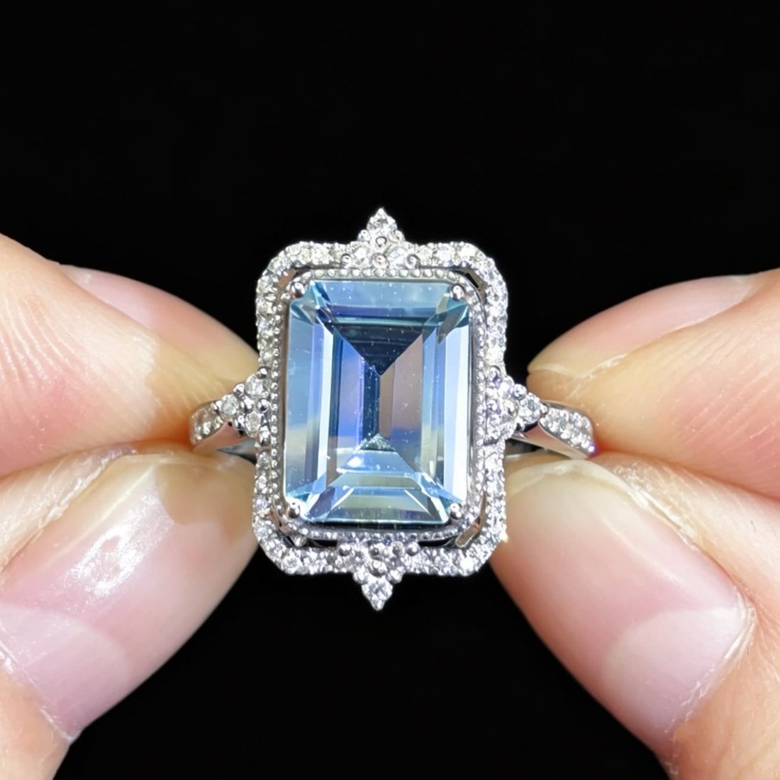 14k Gold 2.57 Ctw Natural Aquamarine & Diamond Ring: Ref:231182249 // gold content:14k gold // ring size:7. 25us // // main gemstone:aquamarine // shape:octagonal // carat weight:2. 25ct // color:blue // treatment:natural // // adjacent gemstone 2 :