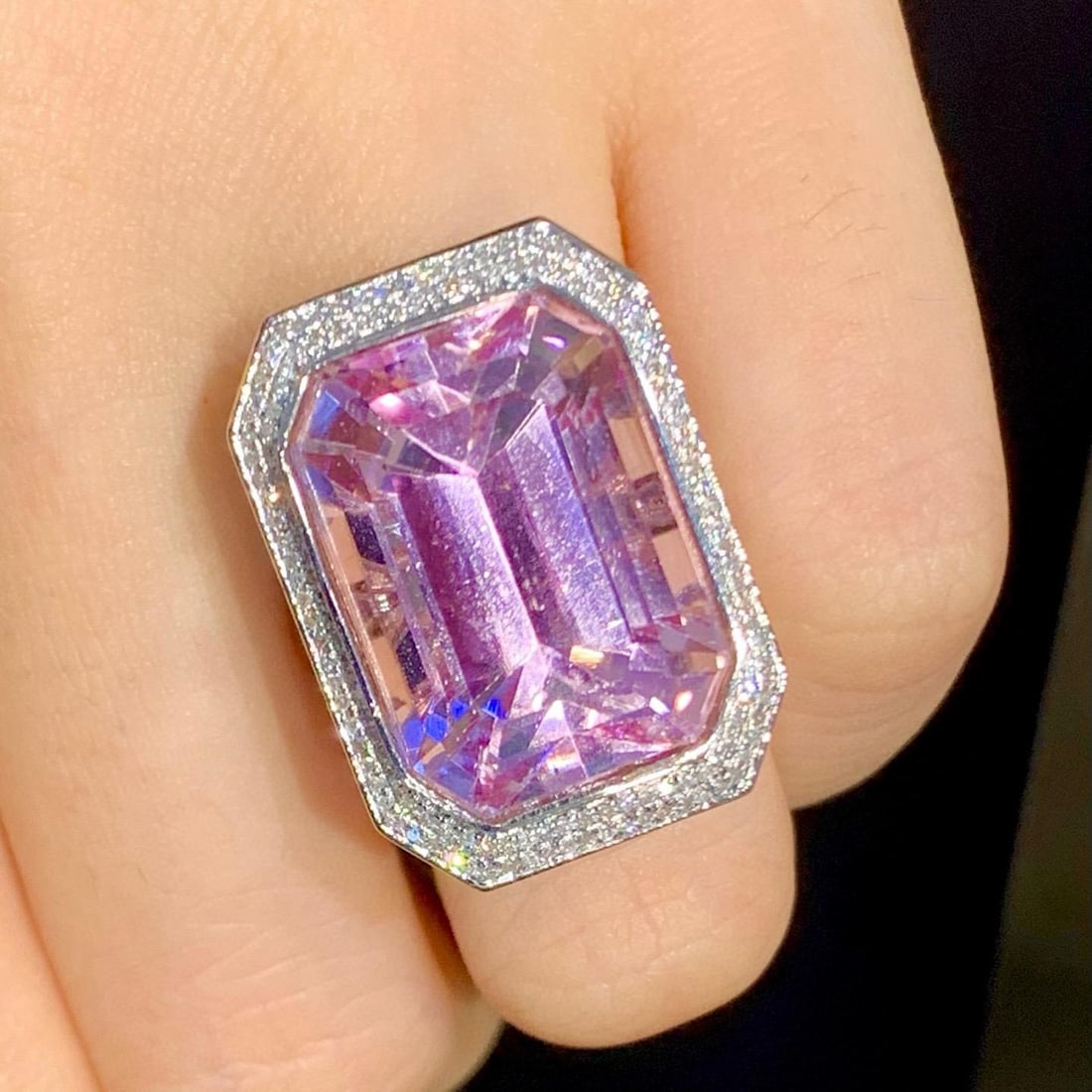 14k Gold 25.6 Ct Natural Kunzite & Diamond Ring: Ref:231182284 // gold content:14k gold // ring size:7. 25us // // main gemstone:kunzite // shape:octagonal // carat weight:25. 6ct // color:pinkish purple // treatment:natural // // adjacent gemstone 