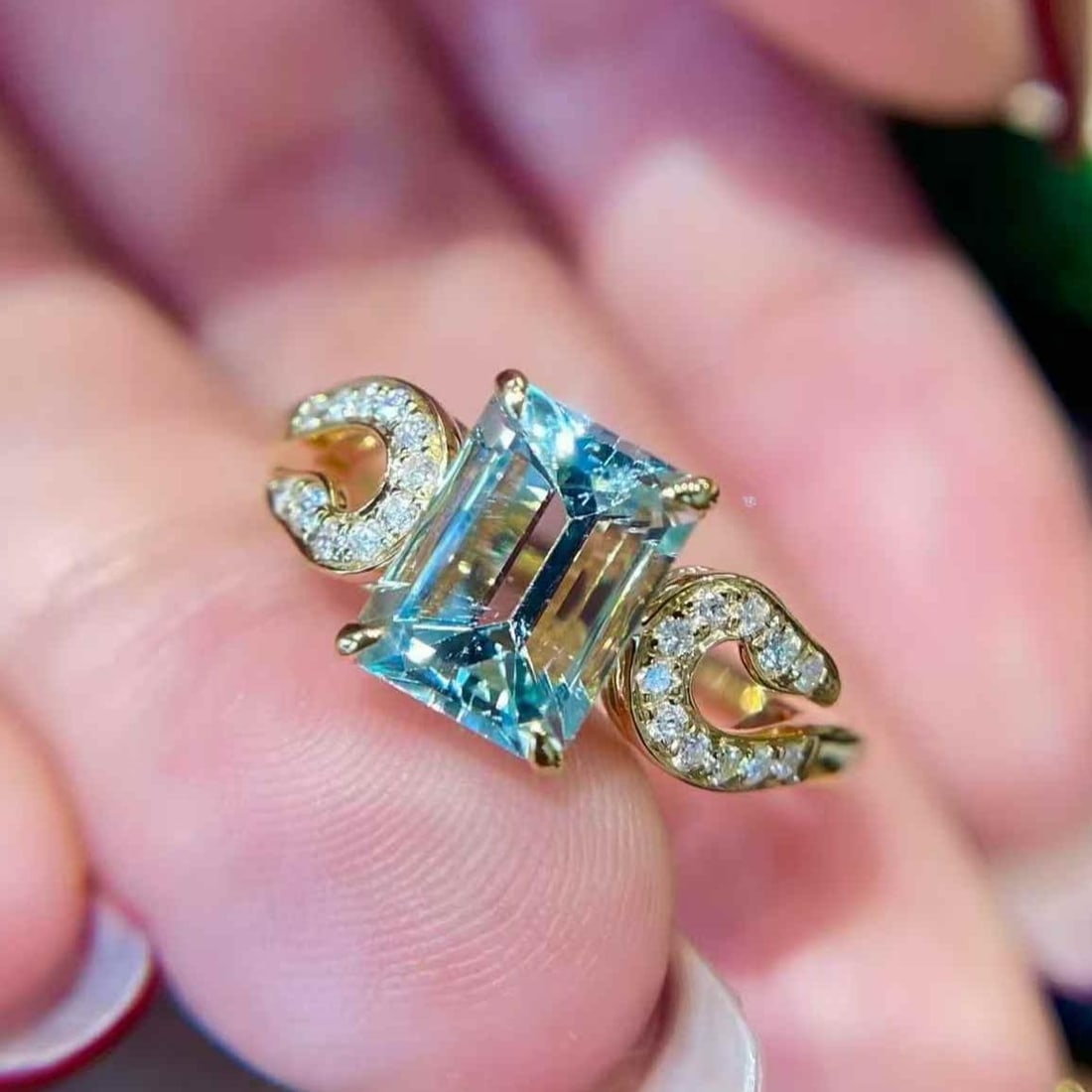 14k Gold 1.7 Ct Natural Aquamarine & Diamond Ring: Ref:231182293 // gold content:14k gold // ring size:7. 25us // // main gemstone:aquamarine // shape:octagonal // carat weight:1. 7ct // color:blue // treatment:natural // // adjacent gemstone 2 :