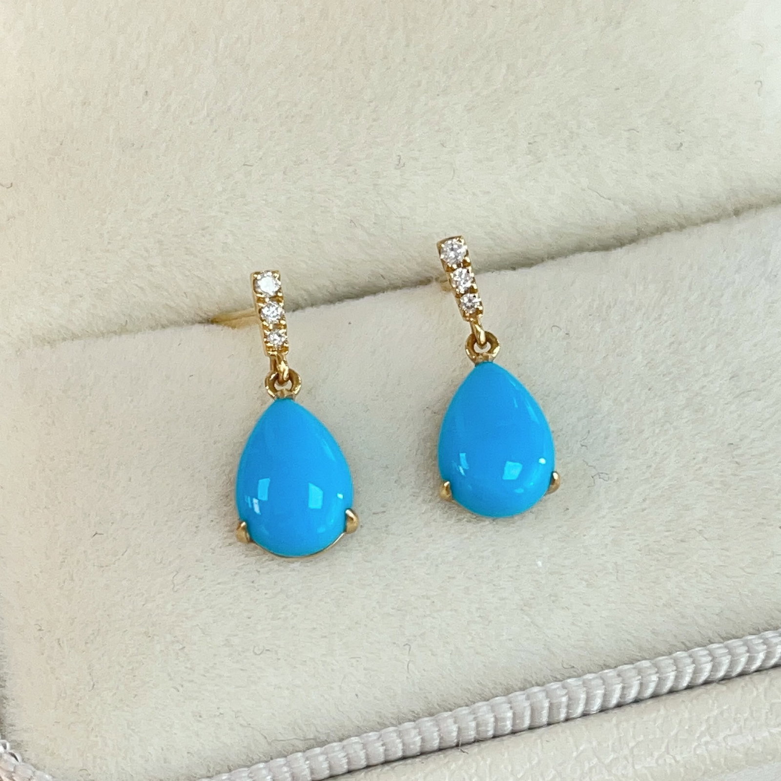 14k Gold 1.54 Ctw Natural Blue Turquoise & Diamond Earrings: Ref:231182296 // gold content:14k gold // main gemstone:blue turquoise // shape:pear // carat weight:1. 5ct // color:blue // treatment:natural // // adjacent gemstone 2 : diamond // shape:round //