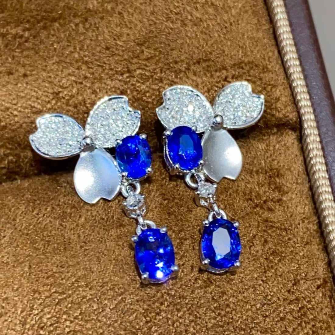 14k Gold 1.3 Ct Natural Sapphire & Diamond Earrings: Ref:231182303 // gold content:14k gold // main gemstone:sapphire // shape:oval // carat weight:1. 3ct // color:blue // treatment:natural // // adjacent gemstone 2 : diamond // shape:round // clarity g