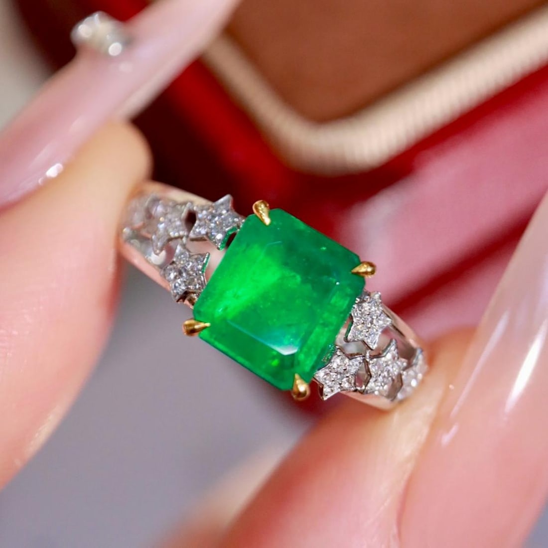 14k Gold 1.70 Ctw Vivid Green Natural Emerald & Diamond Ring: Ref:231182308 // gold content:14k gold // ring size:7. 25us // // main gemstone:emerald // shape:octagonal // carat weight:1. 61ct // color:vivid green // treatment:natural // // adjacent gemstone 2 :