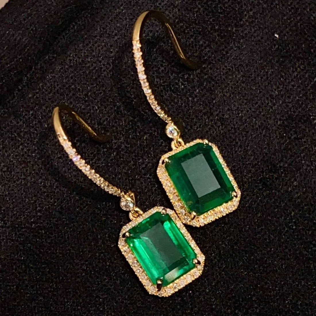 14k Gold 3.4 Ct Natural Emerald & Diamond Earrings: Ref:231182310 // gold content:14k gold // main gemstone:emerald // shape:octagonal // carat weight:3. 4ct // color:green // treatment:natural // // adjacent gemstone 2 : diamond // shape:round //