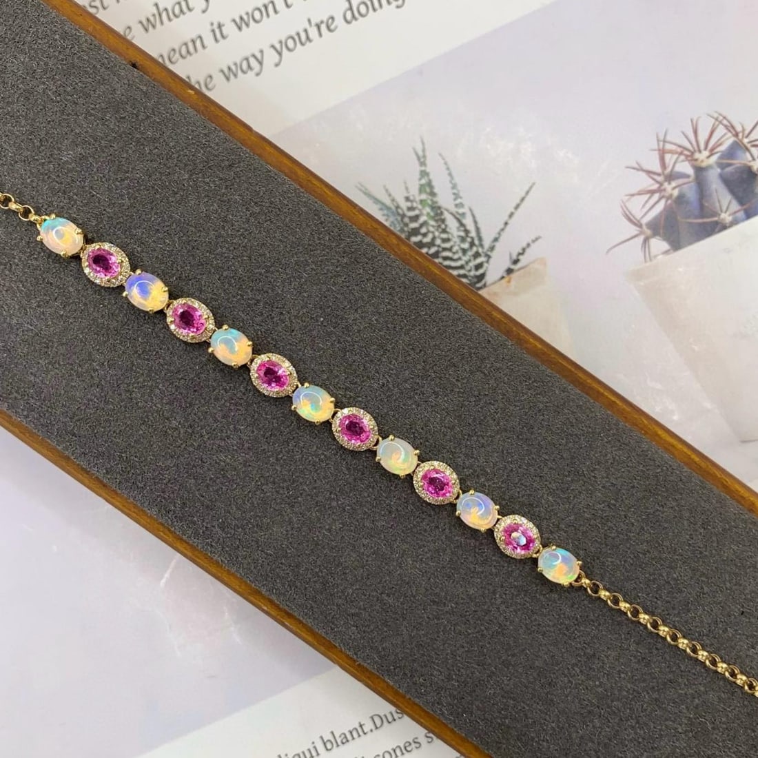14k Gold 1.85 Ctw Natural Opal & Diamond Bracelet: Ref:231182314 // gold content:14k gold // main gemstone:opal // shape:oval // carat weight:1. 56ct // color:white // treatment:natural // // adjacent gemstone 2 : diamond // number of stones:96 //