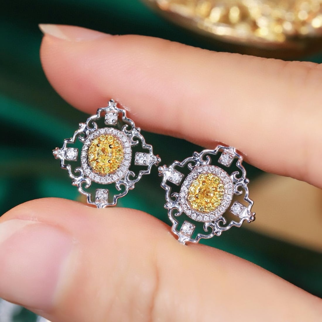 14k Gold 0.40 Ctw Natural Yellow Diamond & Diamond Earrings: Ref:231182323 // gold content:14k gold // main gemstone:yellow diamond // shape:oval // carat weight:0. 16ct // color:yellow // treatment:natural // // adjacent gemstone 2 : diamond // shape:round //