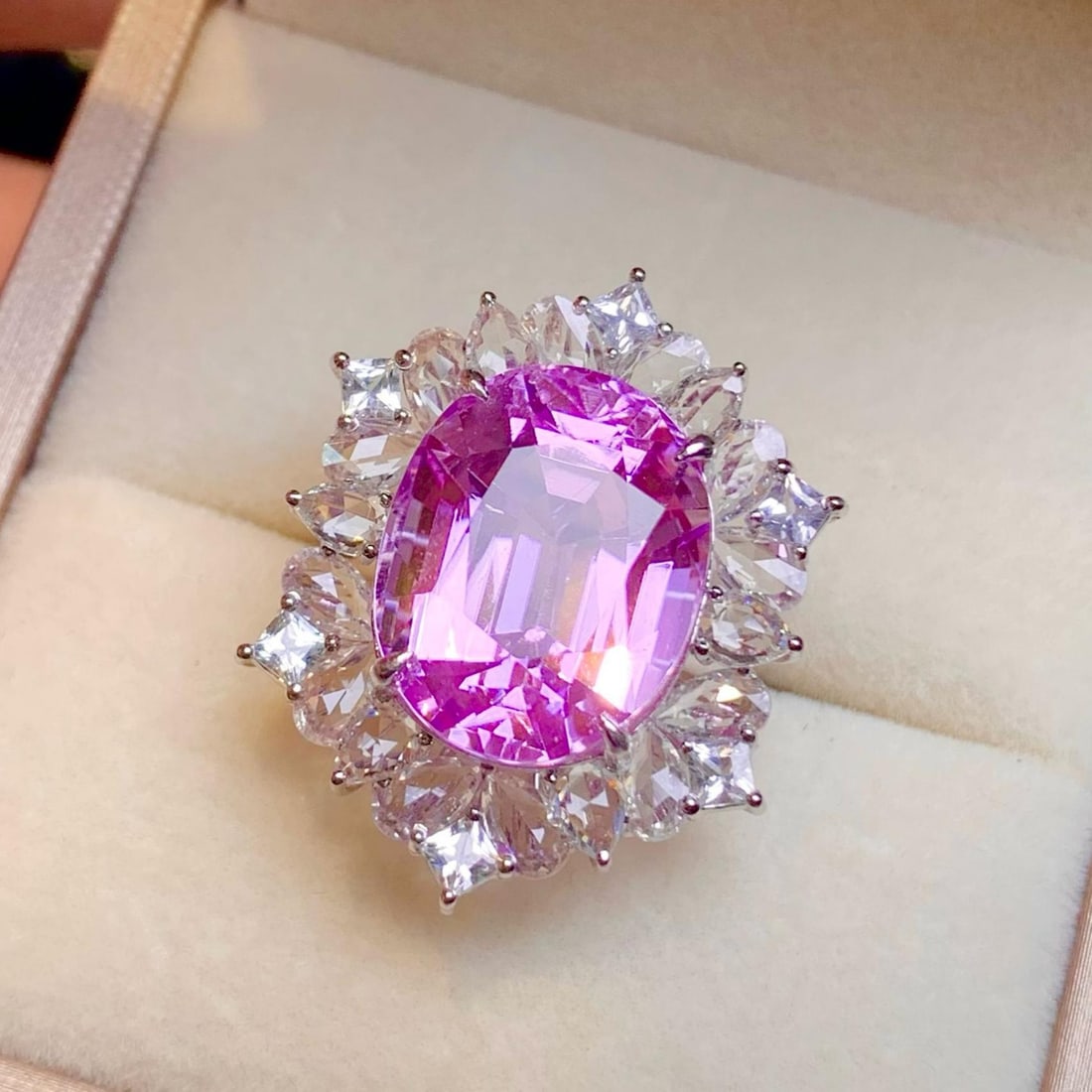 14k Gold 20.2 Ct Natural Kunzite & Sapphire Ring: Ref:231182330 // gold content:14k gold // ring size:7. 25us // // main gemstone:kunzite // shape:oval // carat weight:20. 2ct // color:pinkish purple // treatment:natural // // adjacent gemstone 2 :