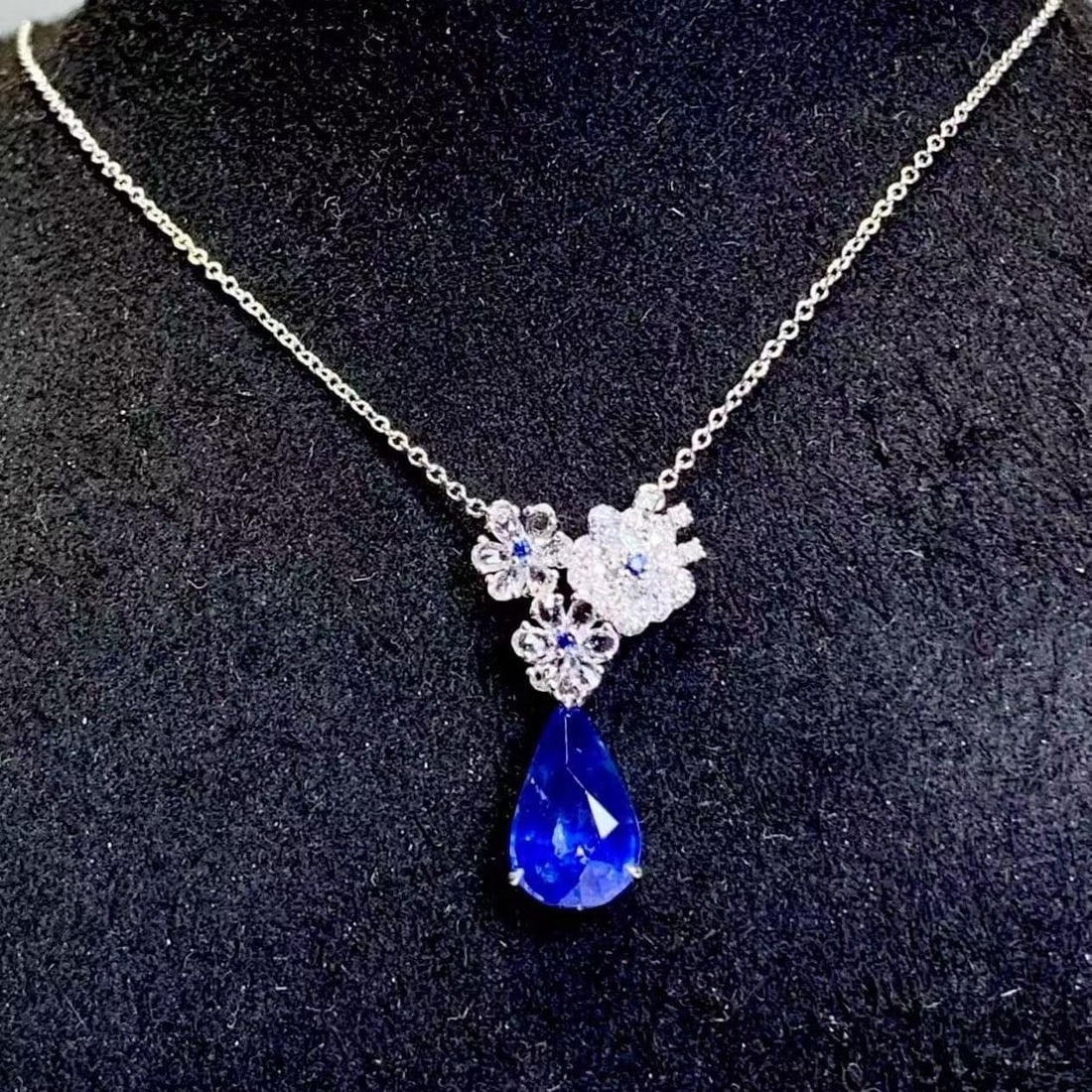 14k Gold 2.7 Ct Natural Sapphire & Diamond & Sapphire Necklace: Ref:231182349 // gold content:14k gold // main gemstone:sapphire // shape:pear // carat weight:2. 7ct // color:blue // treatment:natural // // adjacent gemstone 2 : diamond // shape:round // clarity