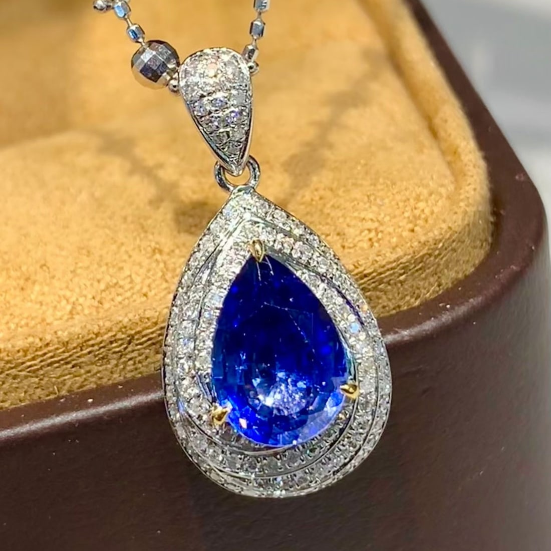 14k Gold 1.8 Ct Natural Sapphire & Diamond Pendant( Without Chain ): Ref:231182396 // gold content:14k gold // main gemstone:sapphire // shape:pear // carat weight:1. 8ct // color:blue // treatment:natural // // adjacent gemstone 2 : diamond // shape:round // clarity