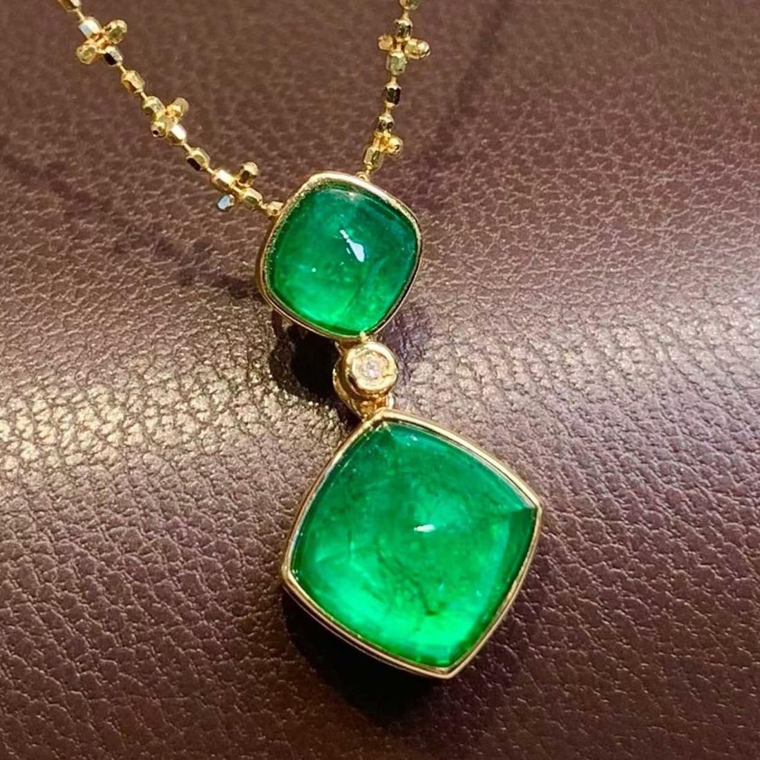 14k Gold 3.02 Ct Natural Emerald & Diamond Pendant( Without Chain ): Ref:231182401 // gold content:14k gold // main gemstone:emerald // shape:sugar-loaf // carat weight:3. 02ct // color:green // treatment:natural // // adjacent gemstone 2 : diamond // shape:round //