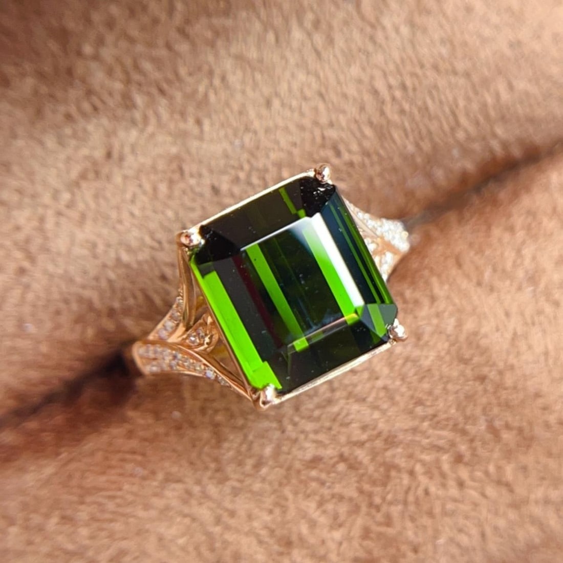 14k Gold 5.61 Ctw Natural Tourmaline & Diamond Ring: Ref:231182428 // gold content:14k gold // ring size:7. 25us // // main gemstone:tourmaline // shape:octagonal // carat weight:5. 5ct // color:green // treatment:natural // // adjacent gemstone 2 :