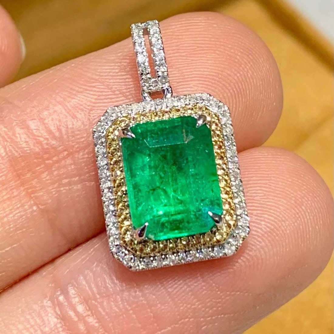 14k Gold 2.1 Ct Natural Emerald & Diamond Pendant( Without Chain ): Ref:231182445 // gold content:14k gold // main gemstone:emerald // shape:octagonal // carat weight:2. 1ct // color:green // treatment:natural // // adjacent gemstone 2 : diamond // shape:round //