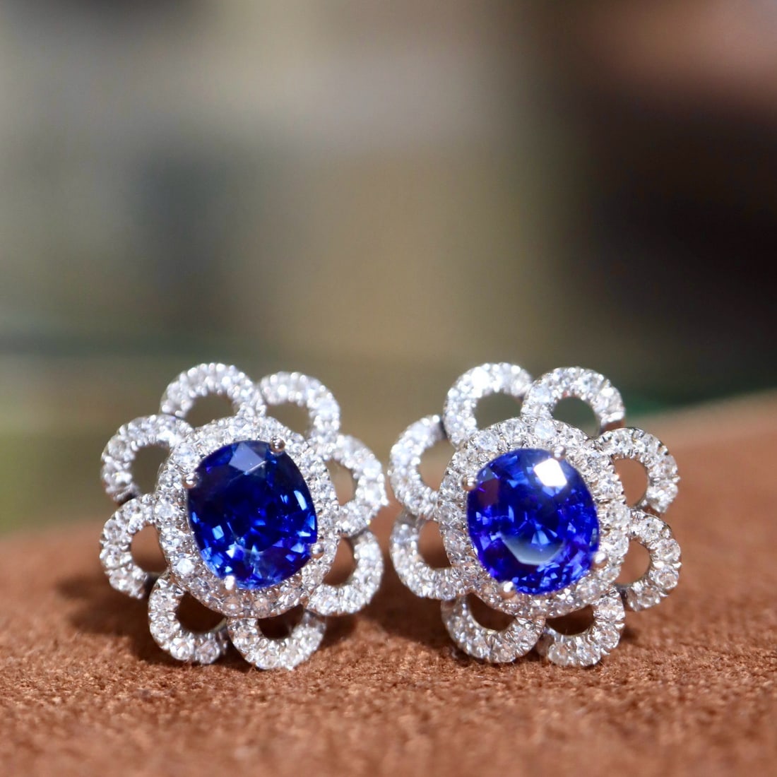 14k Gold 1.23 Ctw Natural Sapphire & Diamond Earrings: Ref:231182449 // gold content:14k gold // main gemstone:sapphire // shape:oval // carat weight:1ct // color:blue // treatment:natural // // adjacent gemstone 2 : diamond // shape:round // carat