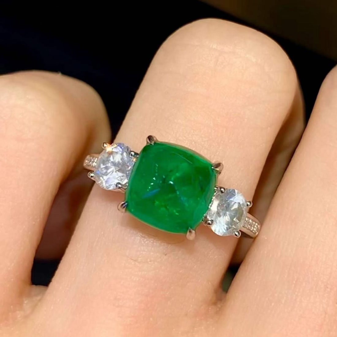 14k Gold 4.1 Ctw Natural Emerald & Diamond Ring: Ref:231182450 // gold content:14k gold // ring size:7. 25us // // main gemstone:emerald // shape:sugar-loaf // carat weight:3. 3ct // color:green // treatment:natural // // adjacent gemstone 2 :