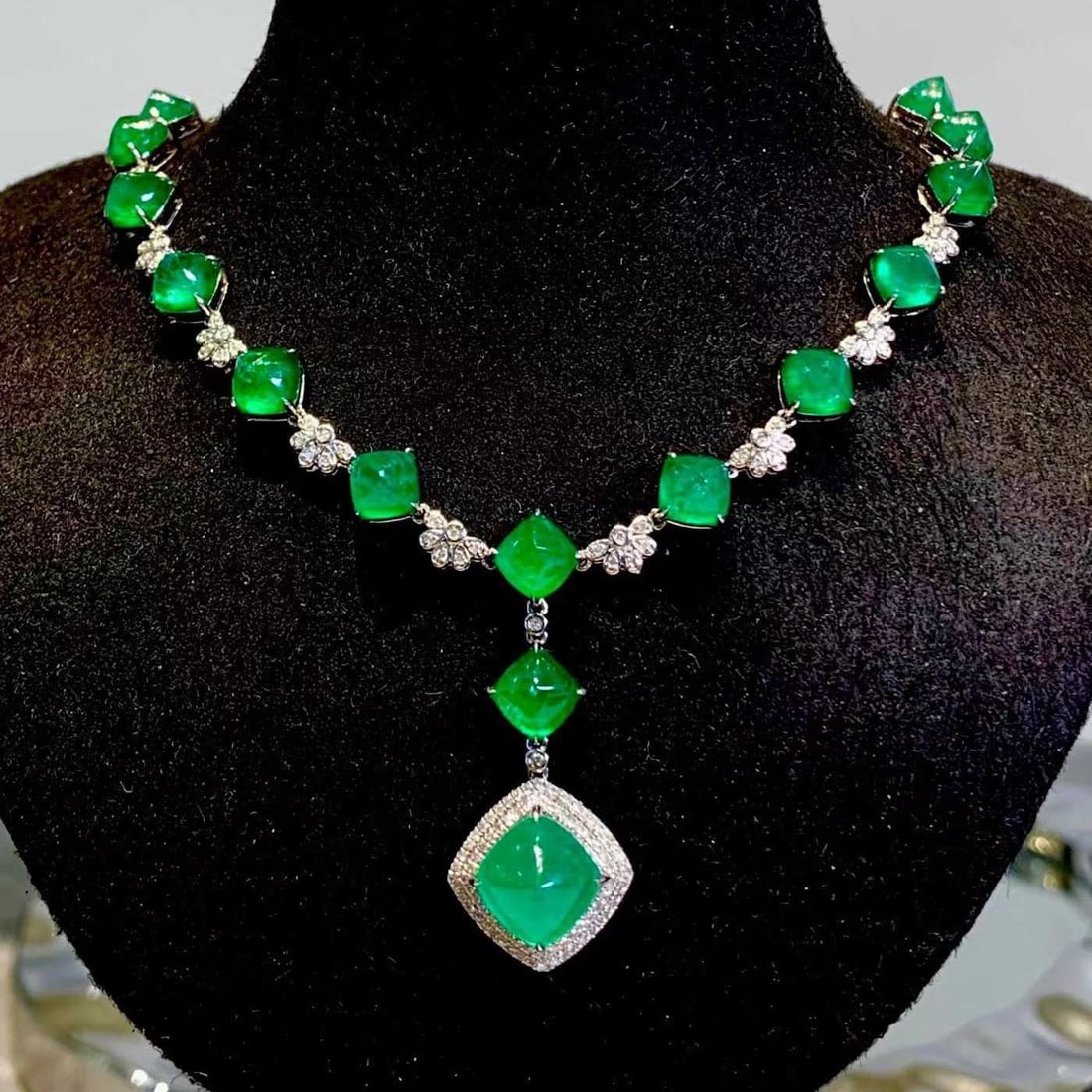 14k Gold 16.8 Ct Natural Emerald & Diamond Necklace: Ref:231183011 // gold content:14k gold // main gemstone:emerald // shape:sugar-loaf // carat weight:16. 8ct // color:green // treatment:natural // // adjacent gemstone 2 : diamond // shape:round // cl