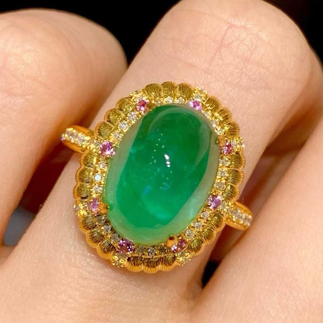 14k Gold 5.88 Ct Natural Emerald & Diamond Ring: Ref:231183012 // gold content:14k gold // ring size:7. 25us // // main gemstone:emerald // shape:oval // carat weight:5. 88ct // color:green // treatment:natural // // adjacent gemstone 2 : diamond