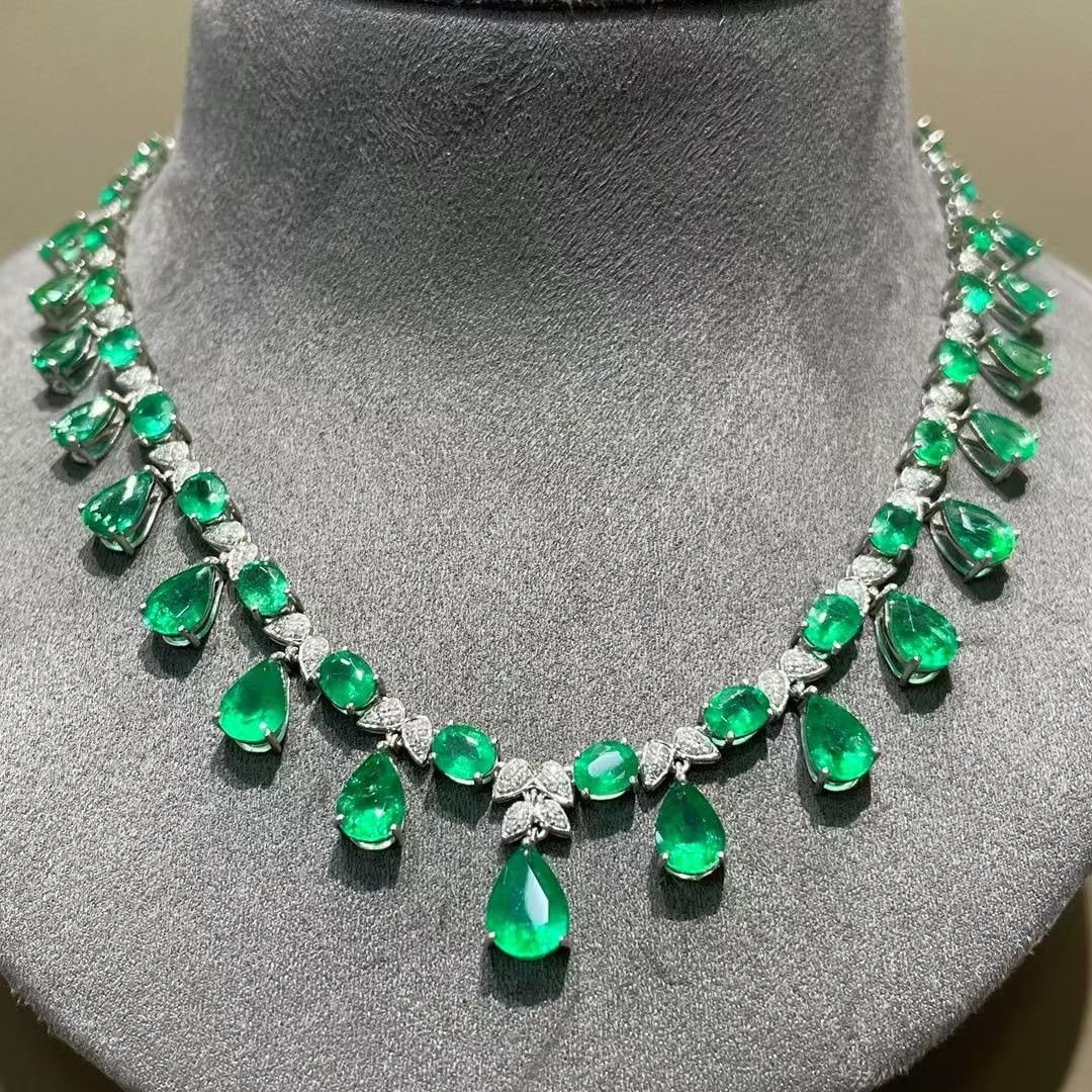 14k Gold 11 Ct Natural Emerald & Diamond Necklace: Ref:231183047 // gold content:14k gold // main gemstone:emerald // shape:multiple // carat weight:11ct // color:green // treatment:natural // // adjacent gemstone 2 : diamond // shape:round // clarity