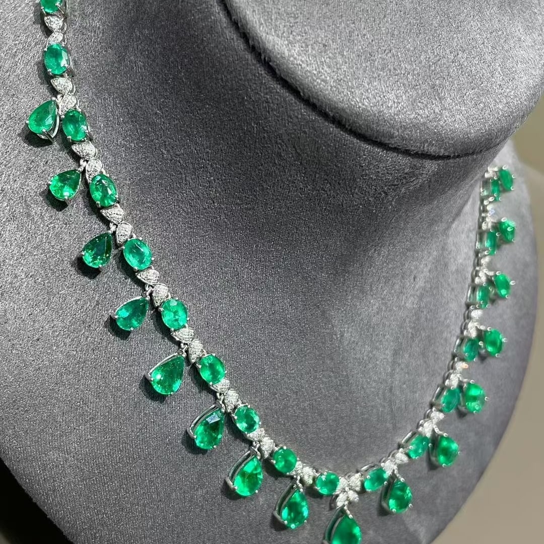 14k Gold 11 Ct Natural Emerald & Diamond Necklace - 4