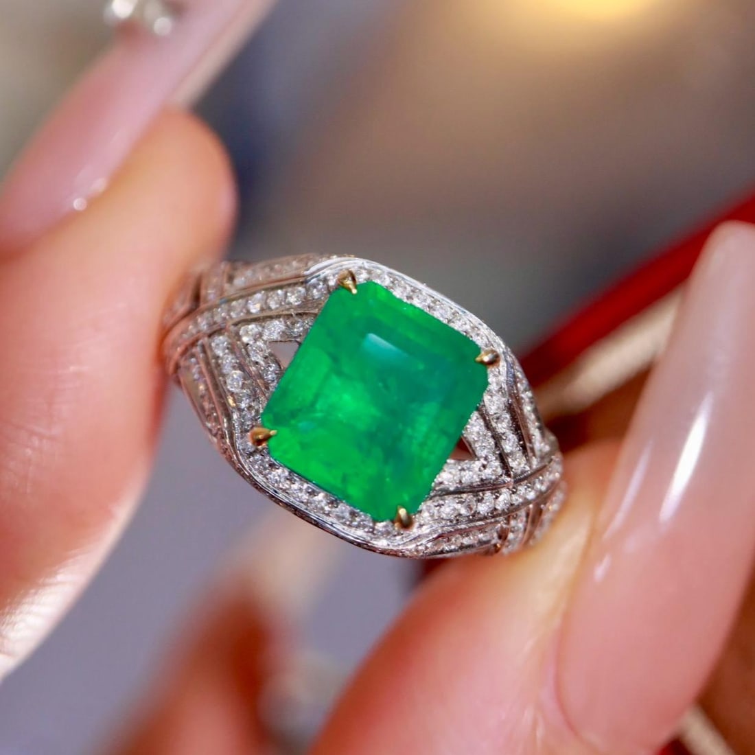 14k Gold 3.13 Ctw Natural Emerald & Diamond Ring: Ref:231183055 // gold content:14k gold // ring size:7. 25us // // main gemstone:emerald // shape:octagonal // carat weight:2. 77ct // color:green // treatment:natural // // adjacent gemstone 2 : diamo