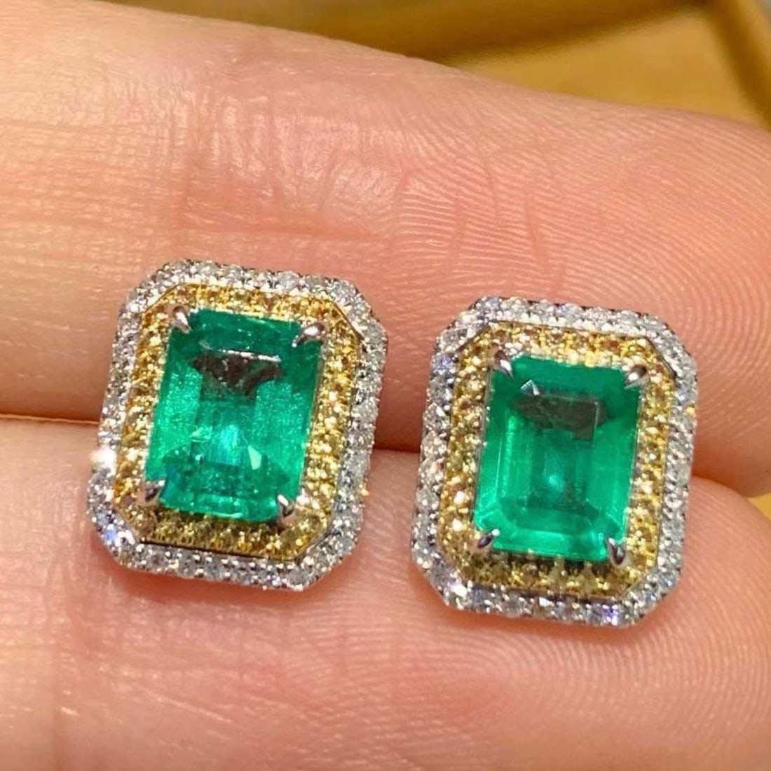 14k Gold 1.45 Ct Natural Emerald & Diamond Earrings: Ref:231183057 // gold content:14k gold // main gemstone:emerald // shape:octagonal // carat weight:1. 45ct // color:green // treatment:natural // // adjacent gemstone 2 : diamond // shape:round //