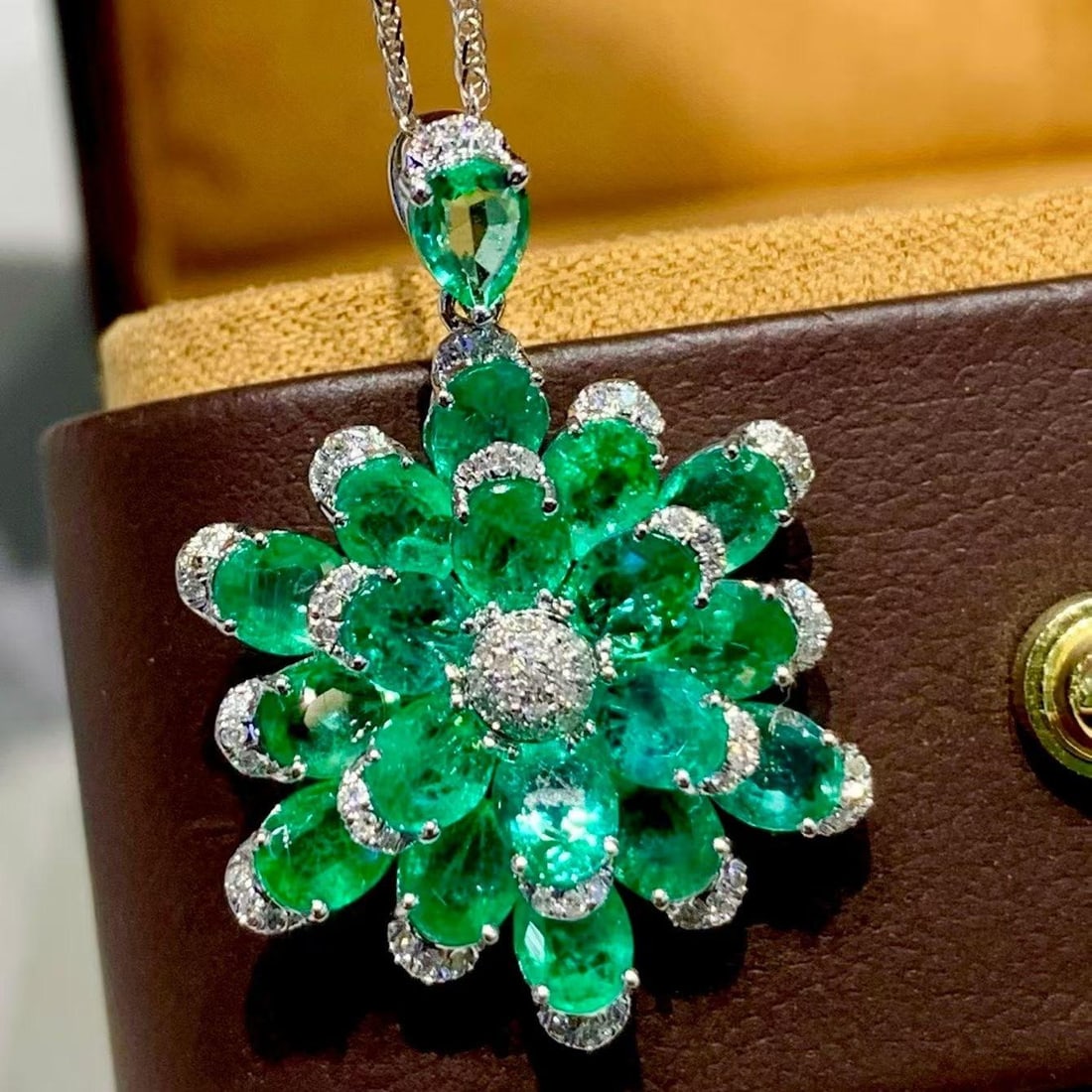 14k Gold 4.3 Ct Natural Emerald & Diamond Pendant( Without Chain ): Ref:231183097 // gold content:14k gold // main gemstone:emerald // shape:multiple // carat weight:4. 3ct // color:green // treatment:natural // // adjacent gemstone 2 : diamond // shape:round //