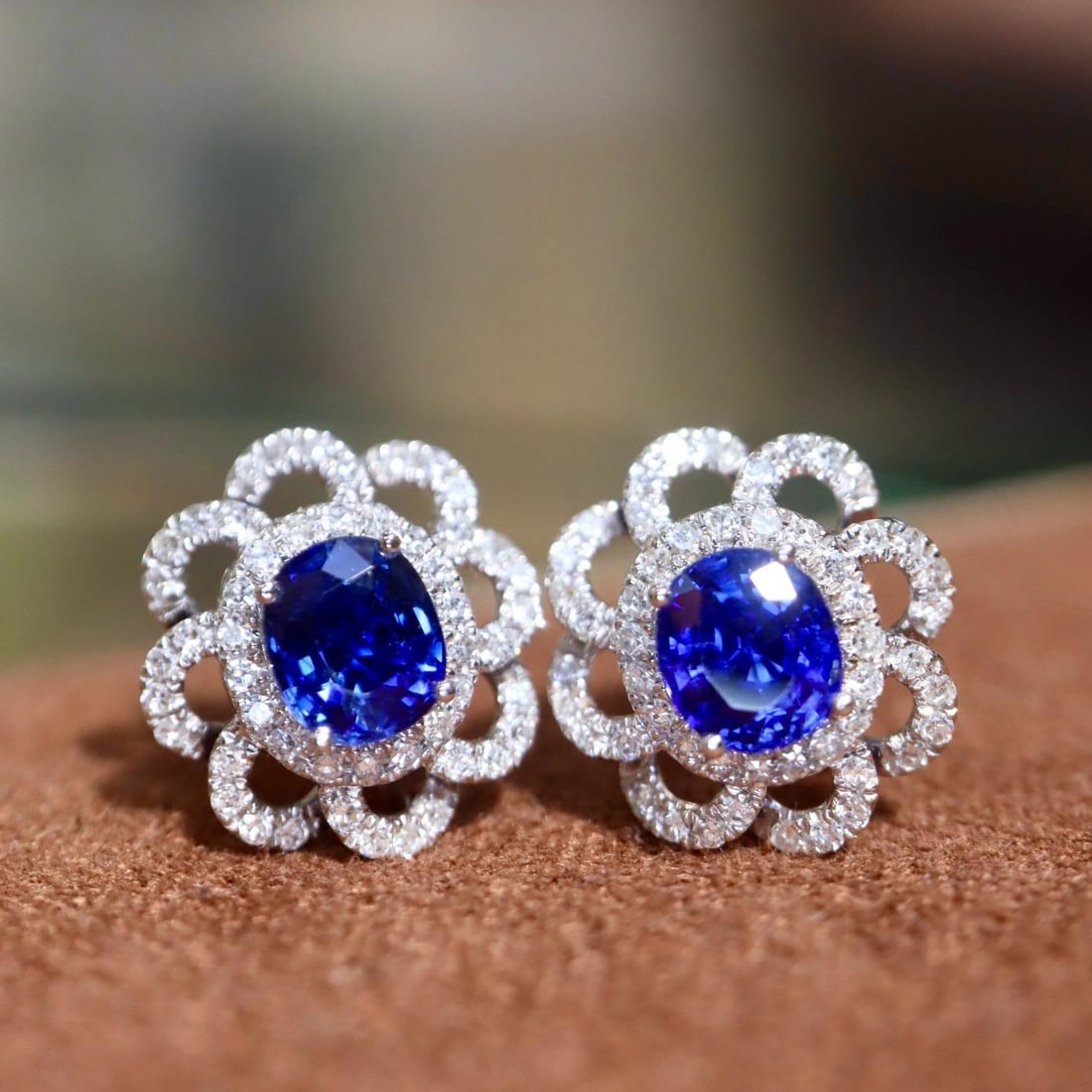 14k Gold 1.23 Ctw Natural Sapphire & Diamond Earrings: Ref:231183103 // gold content:14k gold // main gemstone:sapphire // shape:oval // carat weight:1ct // color:blue // treatment:natural // // adjacent gemstone 2 : diamond // shape:round // carat