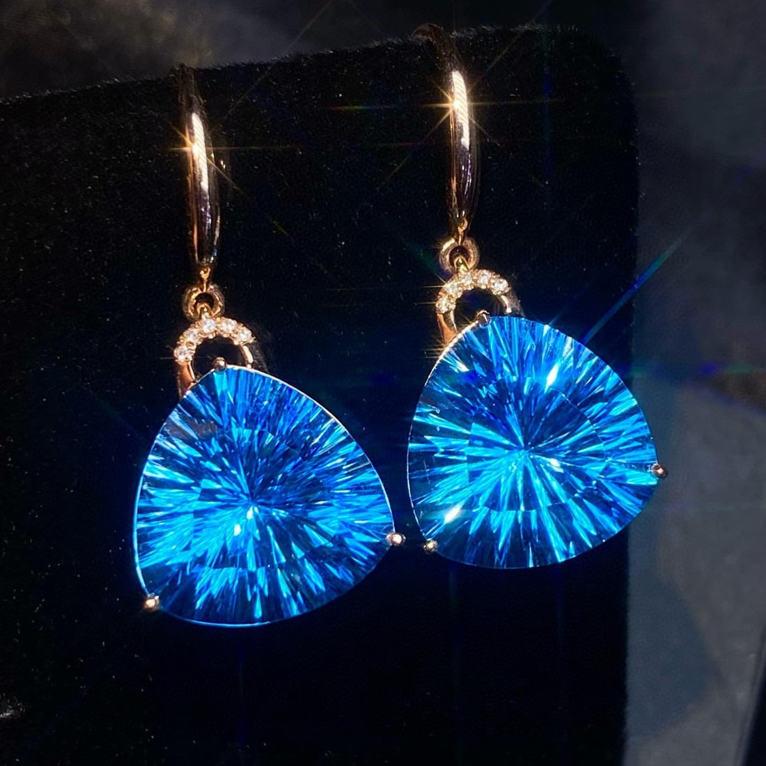 14k Gold 14.15 Ct Natural Topaz & Diamond Earrings: Ref:231183176 // gold content:14k gold // main gemstone:topaz // shape:triangle // carat weight:14. 15ct // color:blue // treatment:natural // // adjacent gemstone 2 : diamond // shape:round //