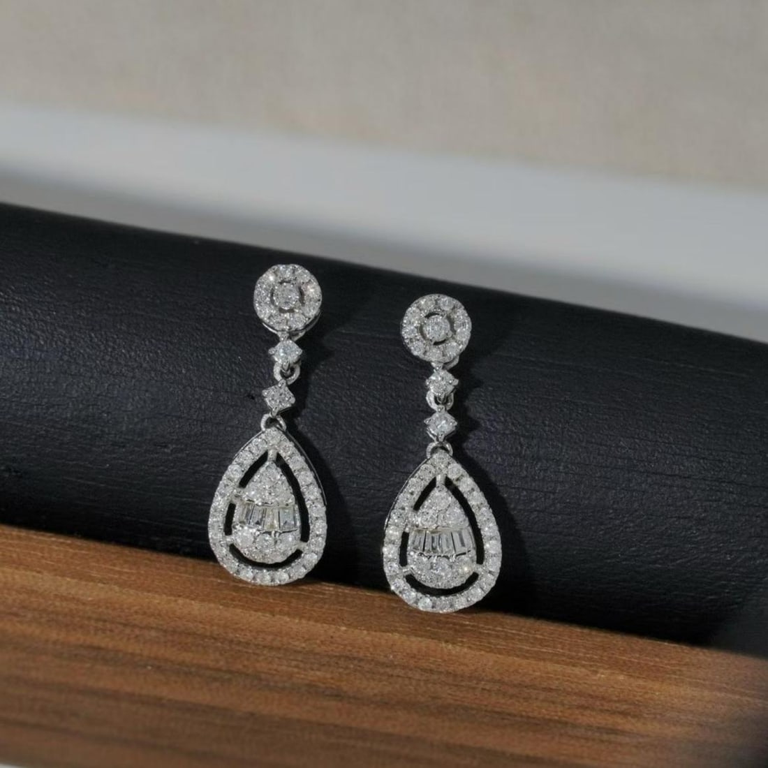 14k Gold 0.80 Ct Natural H Diamond Earrings: Ref:231183213 // gold content:14k gold // main gemstone:diamond // shape:multiple // carat weight:0. 80ct // clarity grade:vs-si // color:h // treatment:natural // Condition: New Low Estimate:
