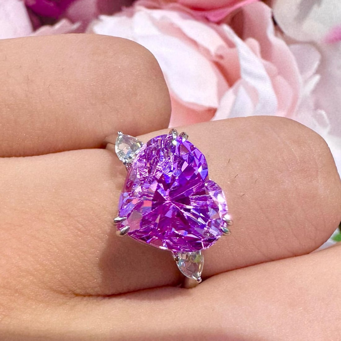 14k Gold 6.08 Ct Natural Kunzite & Diamond Ring: Ref:231183231 // gold content:14k gold // ring size:7. 25us // // main gemstone:kunzite // shape:heart // carat weight:6. 08ct // color:pinkish purple // treatment:natural // // adjacent gemstone 2 :