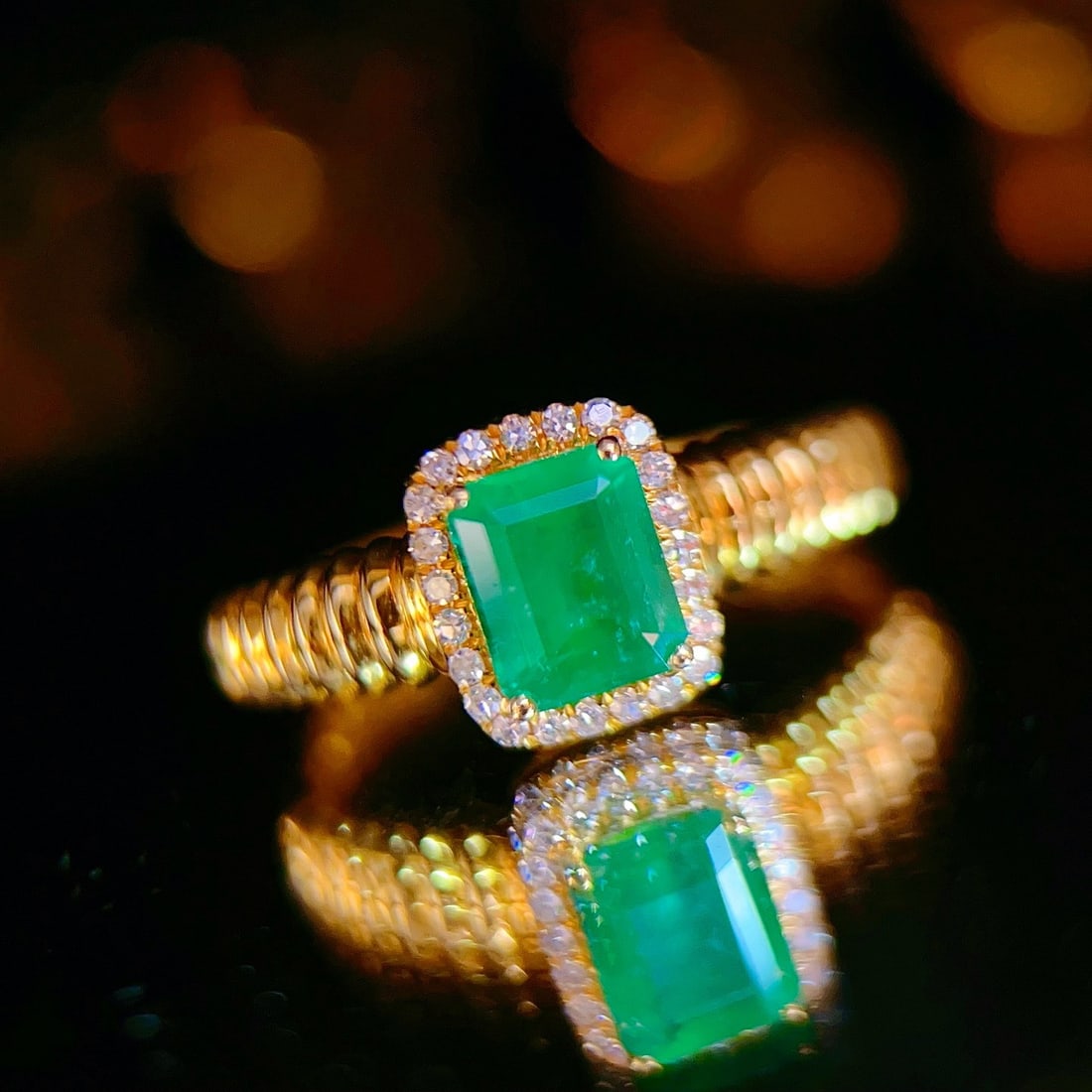 14k Gold 0.9 Ct Natural Emerald & Diamond Ring - 2