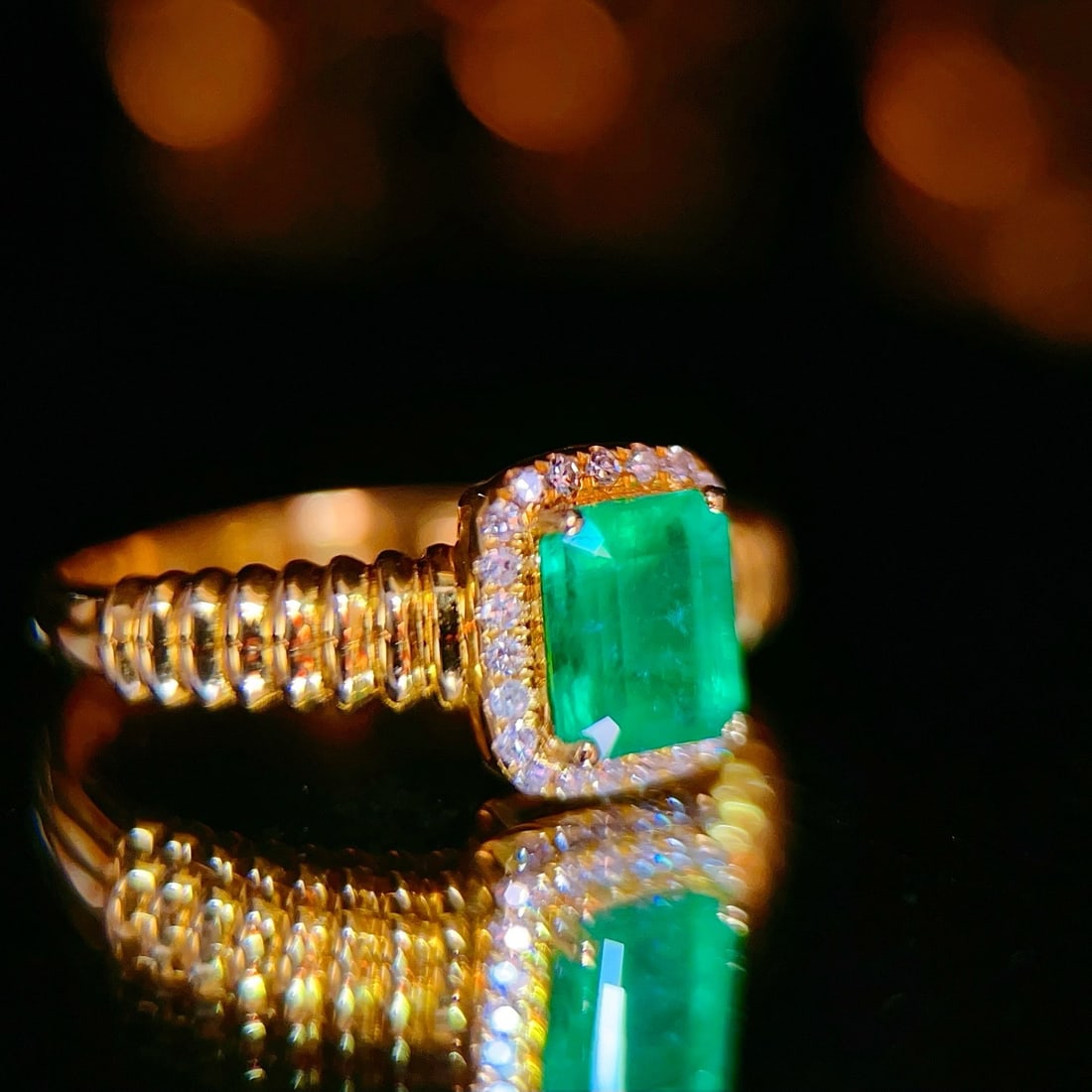 14k Gold 0.9 Ct Natural Emerald & Diamond Ring - 3