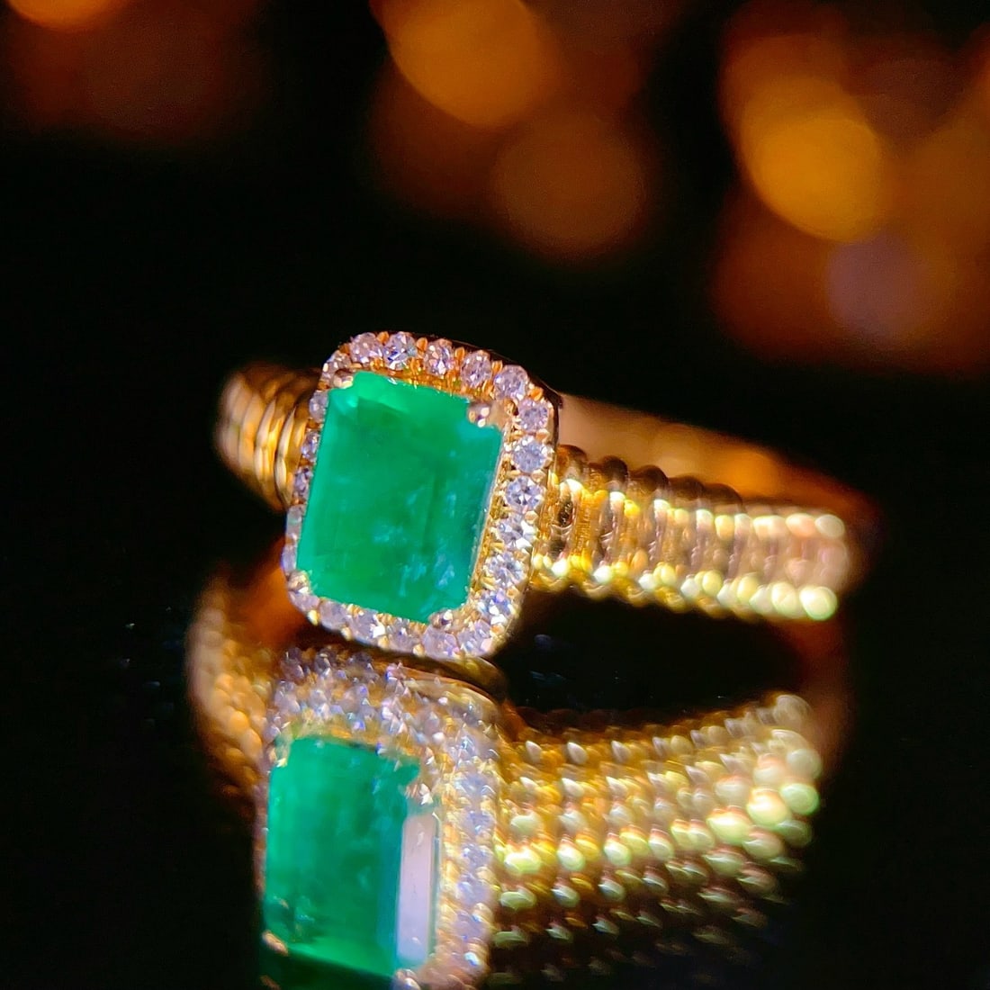 14k Gold 0.9 Ct Natural Emerald & Diamond Ring - 4