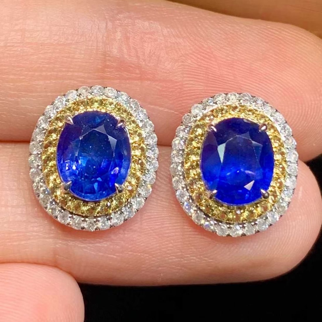 14k Gold 3.1 Ct Natural Sapphire & Diamond Earrings: Ref:231183241 // gold content:14k gold // main gemstone:sapphire // shape:oval // carat weight:3. 1ct // color:blue // treatment:natural // // adjacent gemstone 2 : diamond // shape:round // clarity