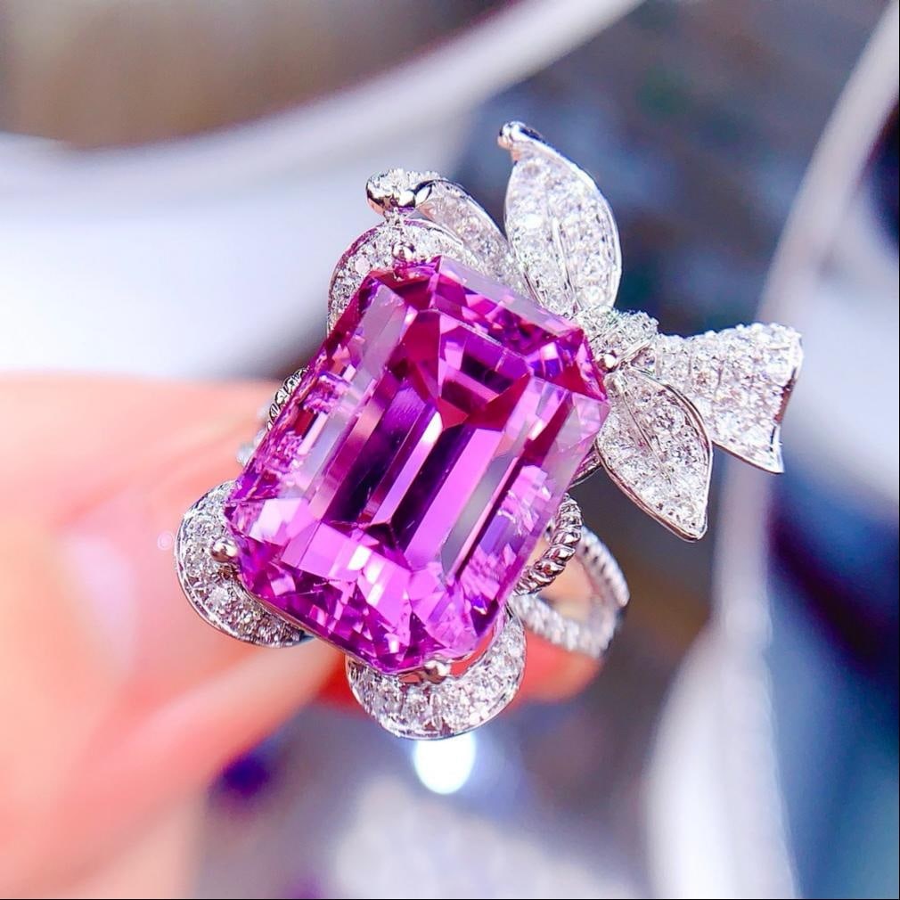 14k Gold 15.07 Ctw Natural Kunzite & Diamond Ring: Ref:231184017 // gold content:14k gold // ring size:7. 25us // // main gemstone:kunzite // shape:octagonal // carat weight:14. 5ct // color:pinkish purple // treatment:natural // // adjacent gemstone