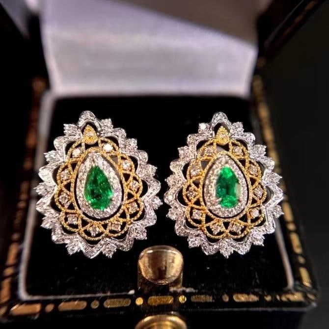 14k Gold 0.74 Ctw Natural Emerald & Diamond Earrings: Ref:231184030 // gold content:14k gold // main gemstone:emerald // shape:pear // carat weight:0. 35ct // color:green // treatment:natural // // adjacent gemstone 2 : diamond // shape:round // carat
