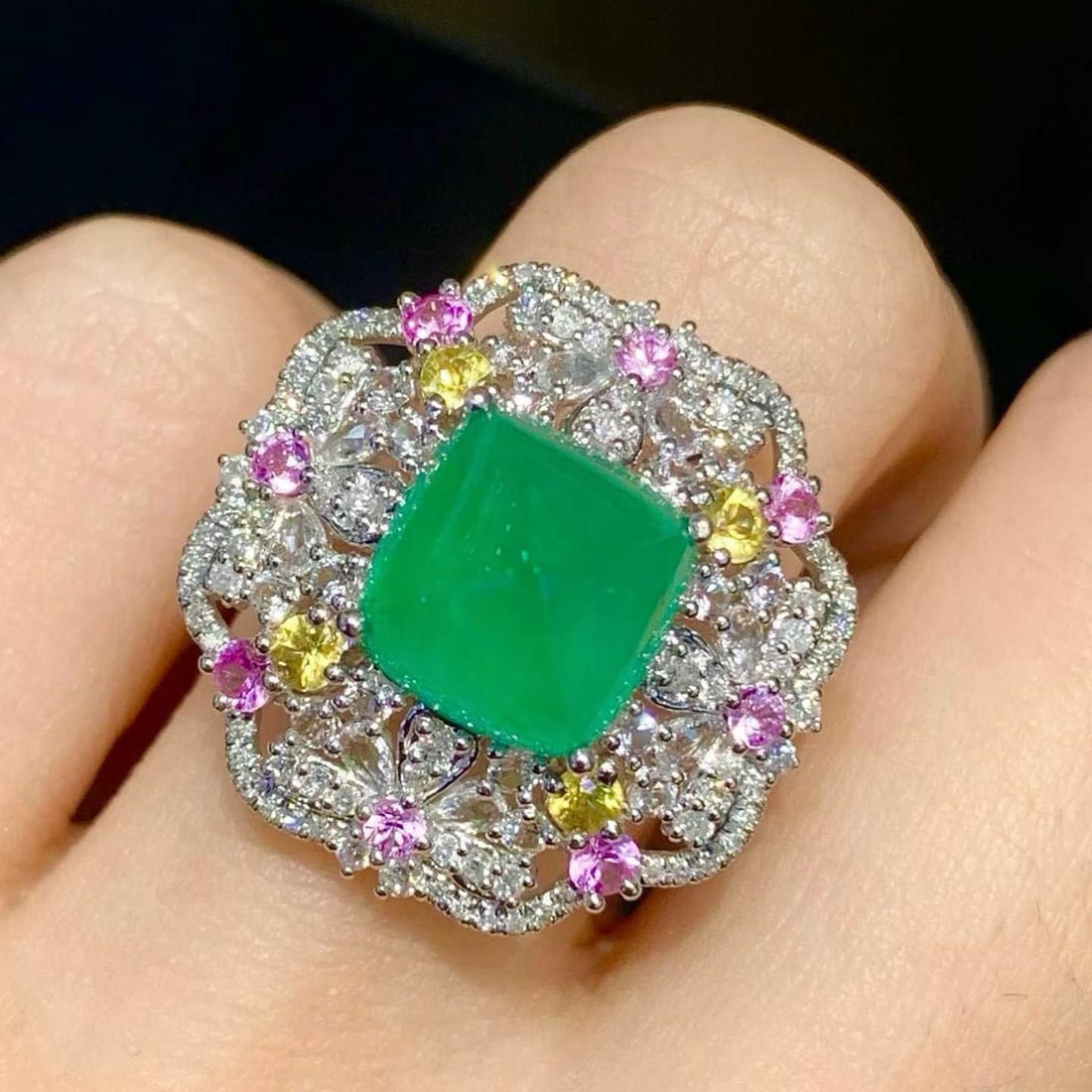 14k Gold 4.2 Ct Natural Emerald & Diamond & Sapphire Ring: Ref:231184039 // gold content:14k gold // ring size:7. 25us // // main gemstone:emerald // shape:sugar-loaf // carat weight:4. 2ct // color:green // treatment:natural // // adjacent gemstone 2 : diamo