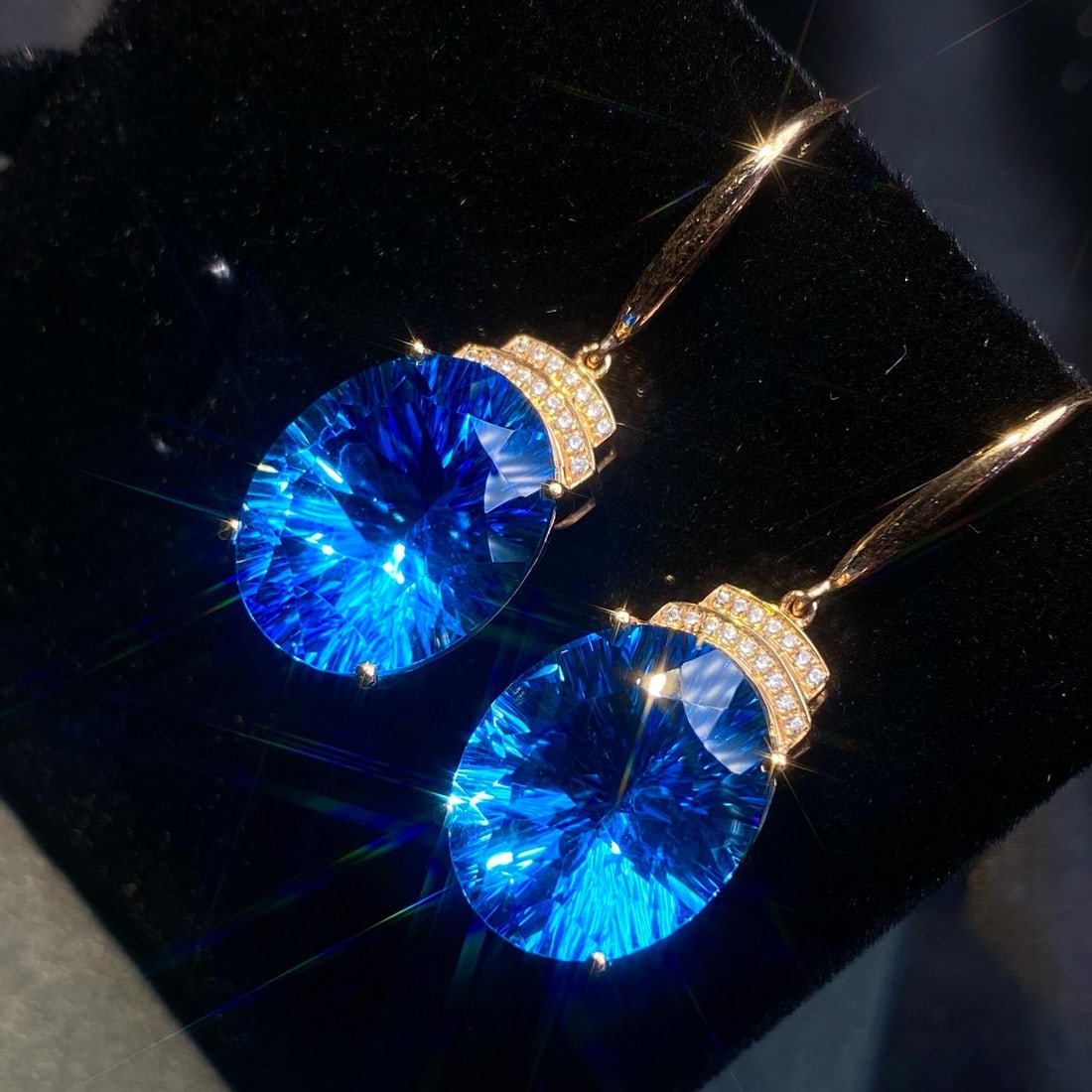 14k Gold 21.81 Ct Natural Topaz & Diamond Earrings: Ref:231184055 // gold content:14k gold // main gemstone:topaz // shape:oval // carat weight:21. 81ct // color:blue // treatment:natural // // adjacent gemstone 2 : diamond // number of stones:32 //