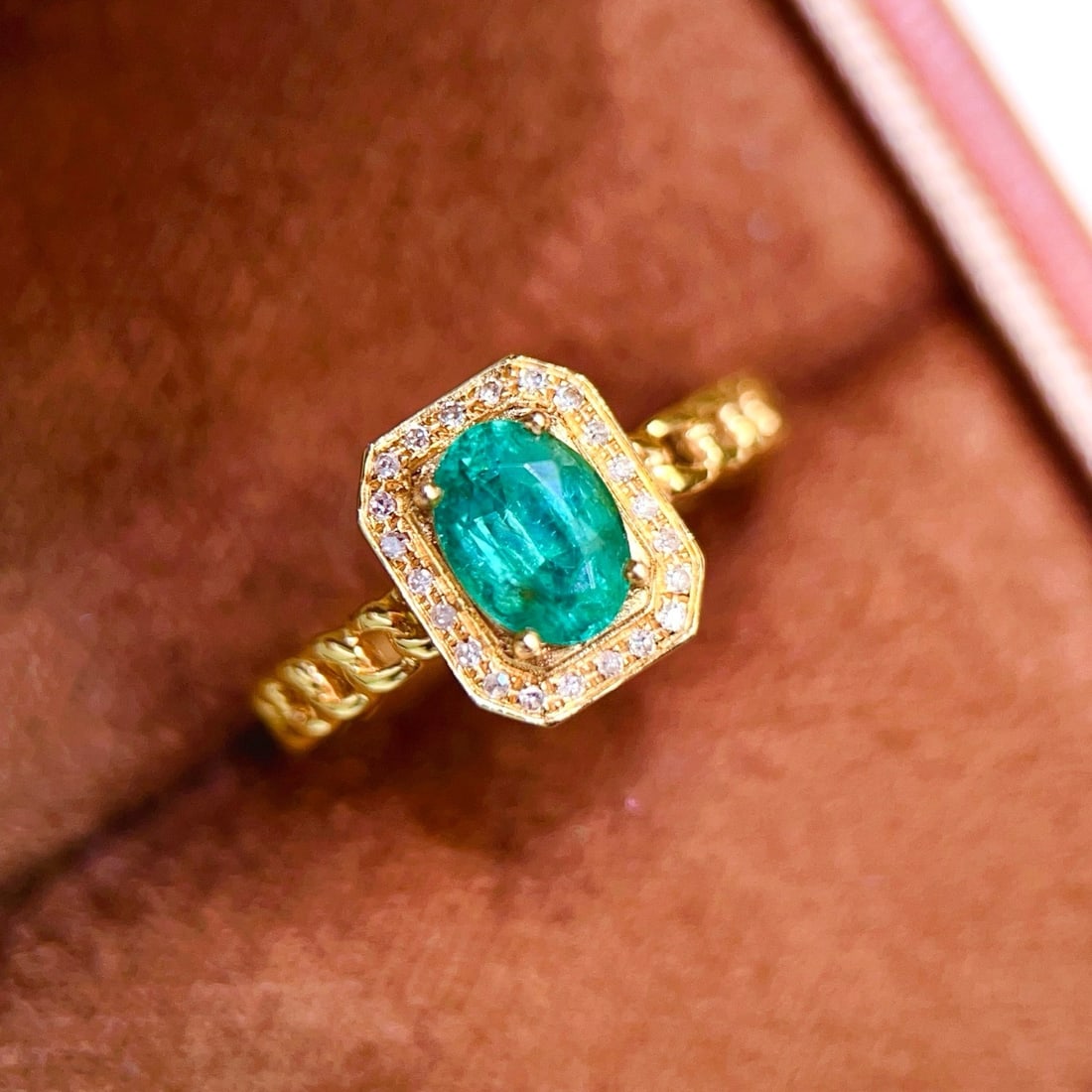 14k Gold 0.93 Ctw Natural Emerald & Diamond Ring - 5