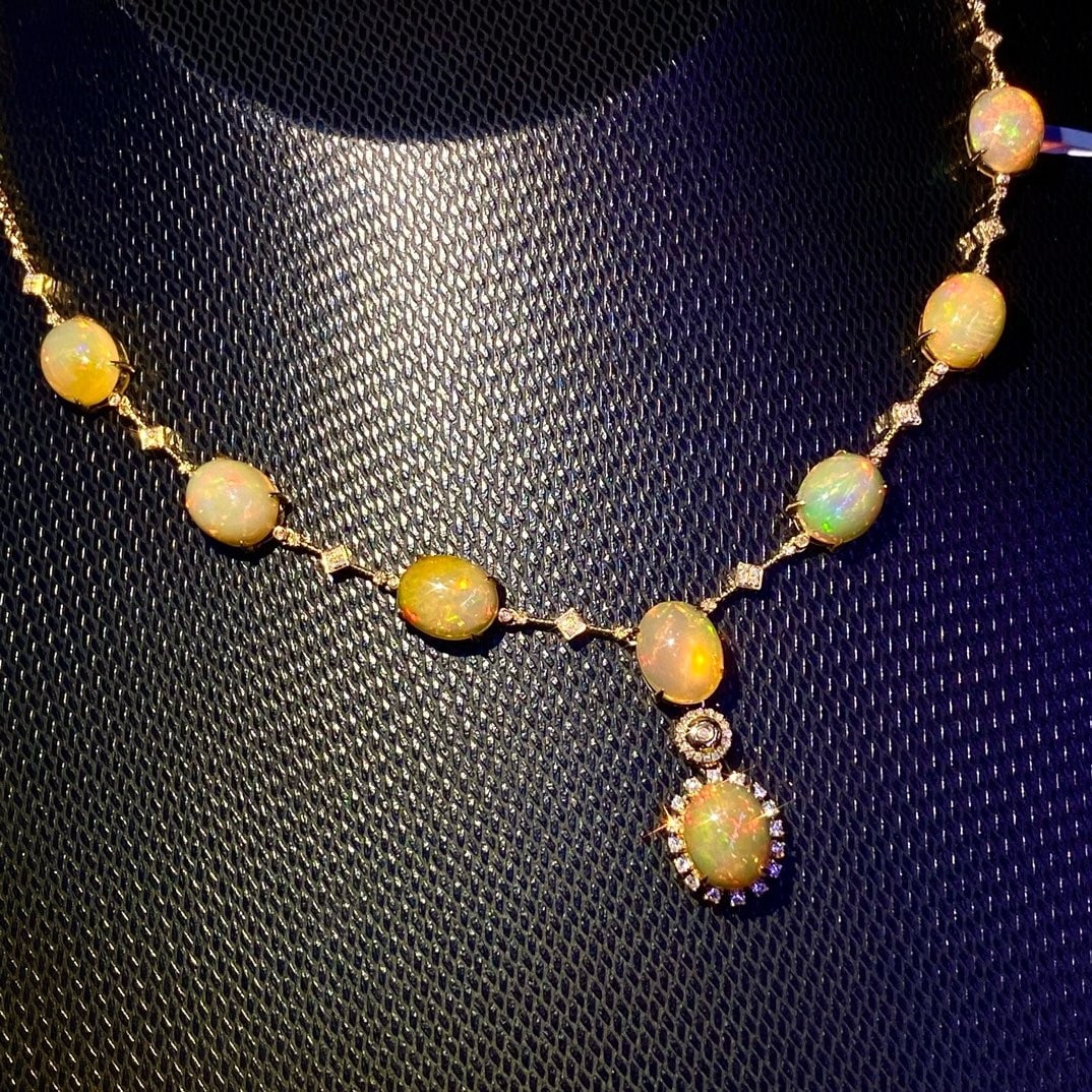 14k Gold 13.25 Ct Natural Opal & Diamond Necklace: Ref:231184086 // gold content:14k gold // main gemstone:opal // shape:oval // carat weight:13. 25ct // color:color // treatment:natural // // adjacent gemstone 2 : diamond // shape:round // clarity