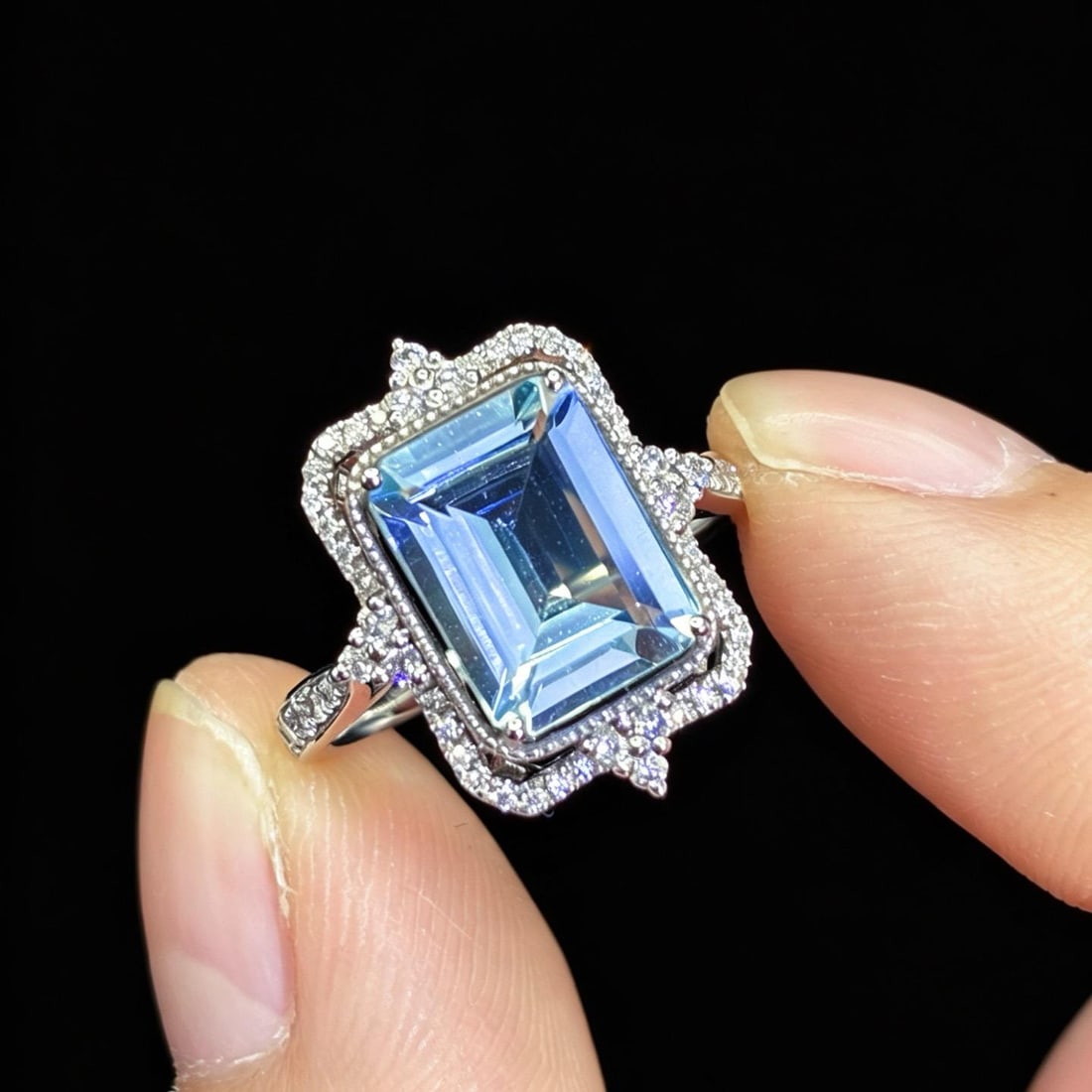 14k Gold 2.57 Ctw Natural Aquamarine & Diamond Ring: Ref:231184107 // gold content:14k gold // ring size:7. 25us // // main gemstone:aquamarine // shape:octagonal // carat weight:2. 25ct // color:blue // treatment:natural // // adjacent gemstone 2 :
