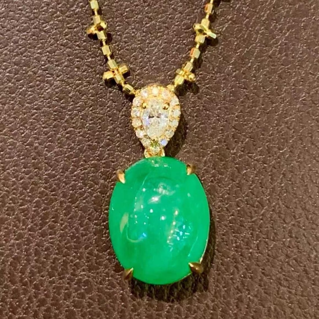 14k Gold 3.02 Ct Natural Emerald & Diamond Pendant( Without Chain ): Ref:231184130 // gold content:14k gold // main gemstone:emerald // shape:oval // carat weight:3. 02ct // color:green // treatment:natural // // adjacent gemstone 2 : diamond // shape:round // clarity
