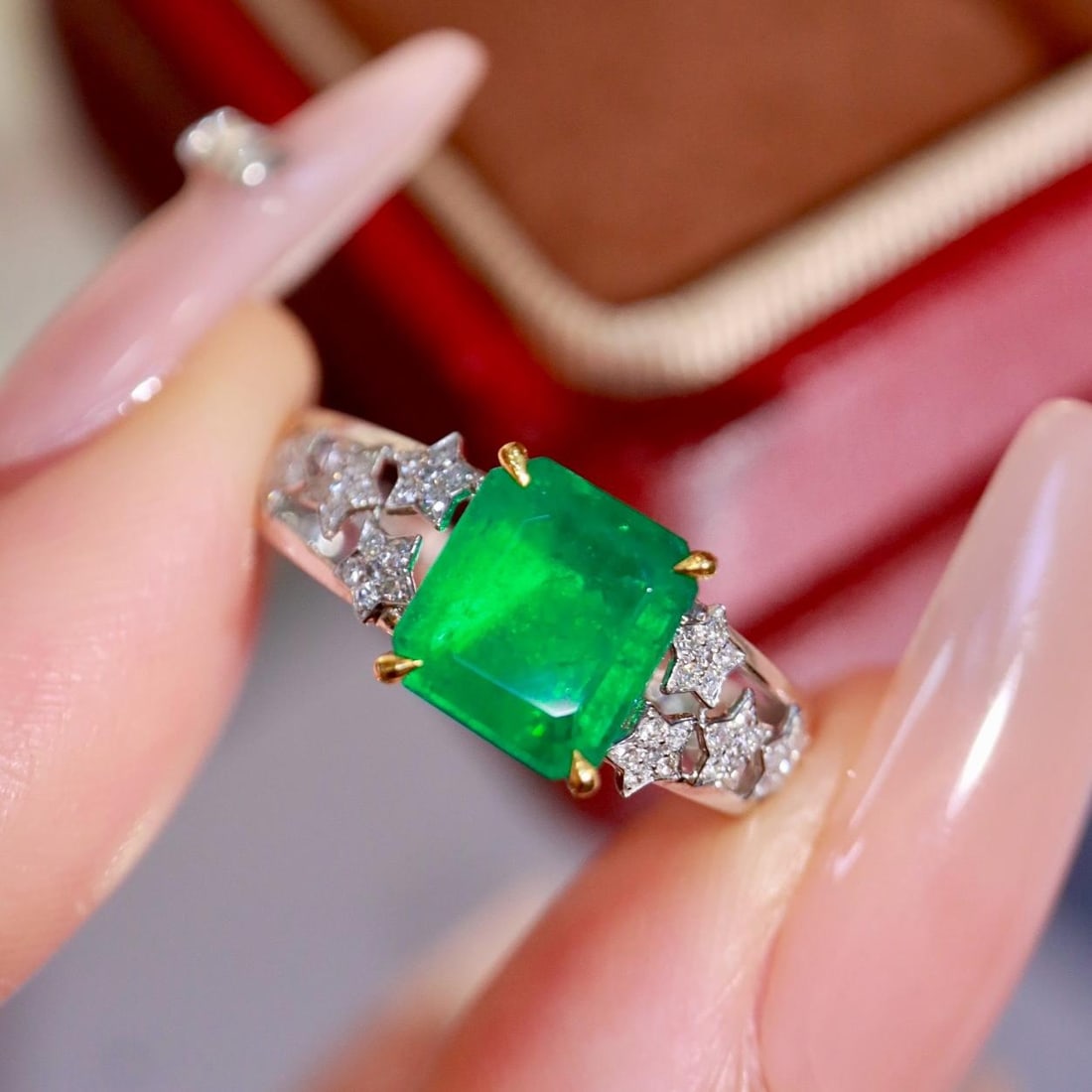 14k Gold 1.70 Ctw Natural Emerald & Diamond Ring: Ref:231184131 // gold content:14k gold // ring size:7. 25us // // main gemstone:emerald // shape:octagonal // carat weight:1. 61ct // color:green // treatment:natural // // adjacent gemstone 2 :