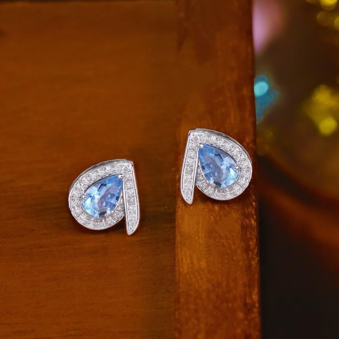 14k Gold 1.04 Ctw Natural Aquamarine & Diamond Earrings: Ref:231184173 // gold content:14k gold // main gemstone:aquamarine // shape:pear // carat weight:0. 76ct // color:blue // treatment:natural // // adjacent gemstone 2 : diamond // shape:round // carat