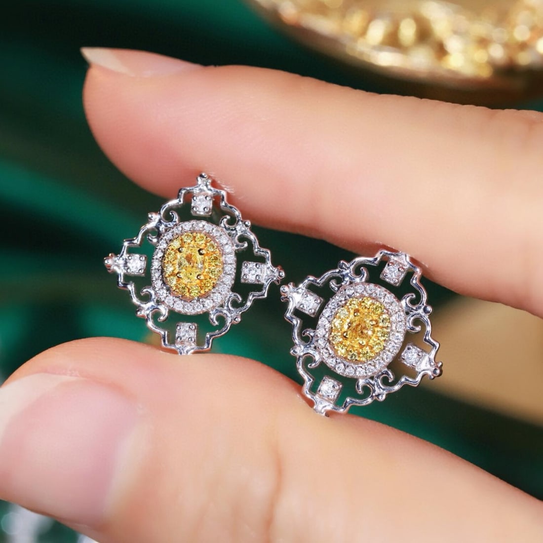 14k Gold 0.40 Ctw Natural Yellow Diamond & Diamond Earrings: Ref:231184199 // gold content:14k gold // main gemstone:yellow diamond // shape:oval // carat weight:0. 16ct // color:yellow // treatment:natural // // adjacent gemstone 2 : diamond // shape:round //