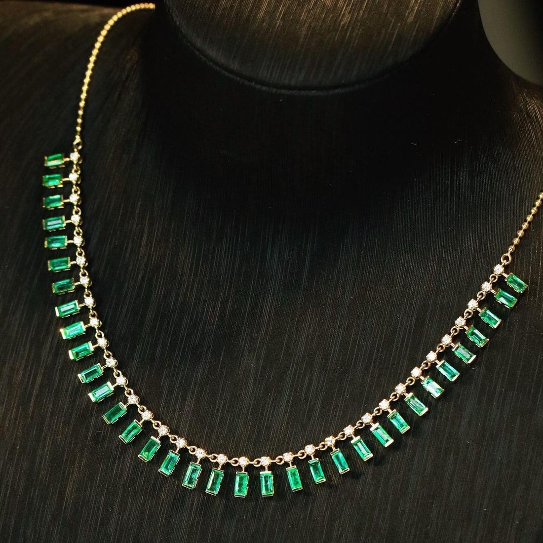 14k Gold 2.61 Ctw Natural Emerald & Diamond Necklace: Ref:231184265 // gold content:14k gold // main gemstone:emerald // shape:rectangle // carat weight:2. 01ct // color:green // treatment:natural // // adjacent gemstone 2 : diamond // shape:round // car