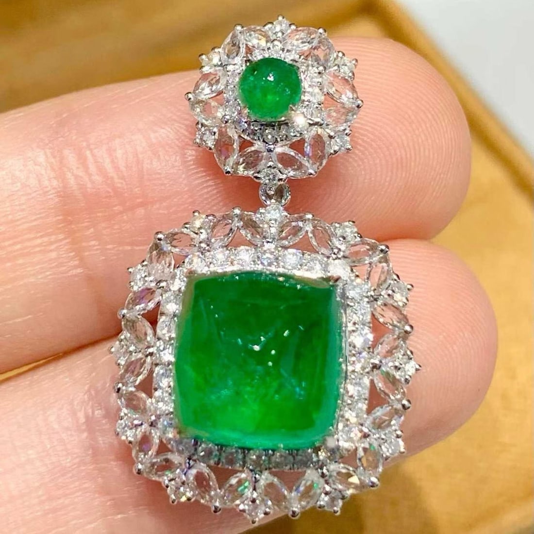 14k Gold 4.75 Ct Natural Emerald & Diamond & Sapphire Pendant( Without Chain ): Ref:231184267 // gold content:14k gold // main gemstone:emerald // shape:sugar-loaf // carat weight:4. 75ct // color:green // treatment:natural // // adjacent gemstone 2 : diamond // shape:round //